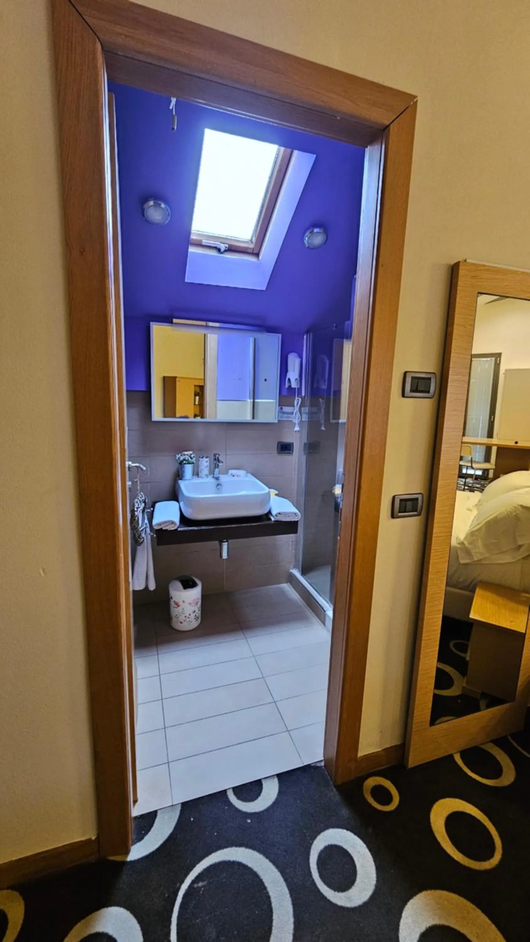 Photo of the whole room, Bed in Select Executive Residence