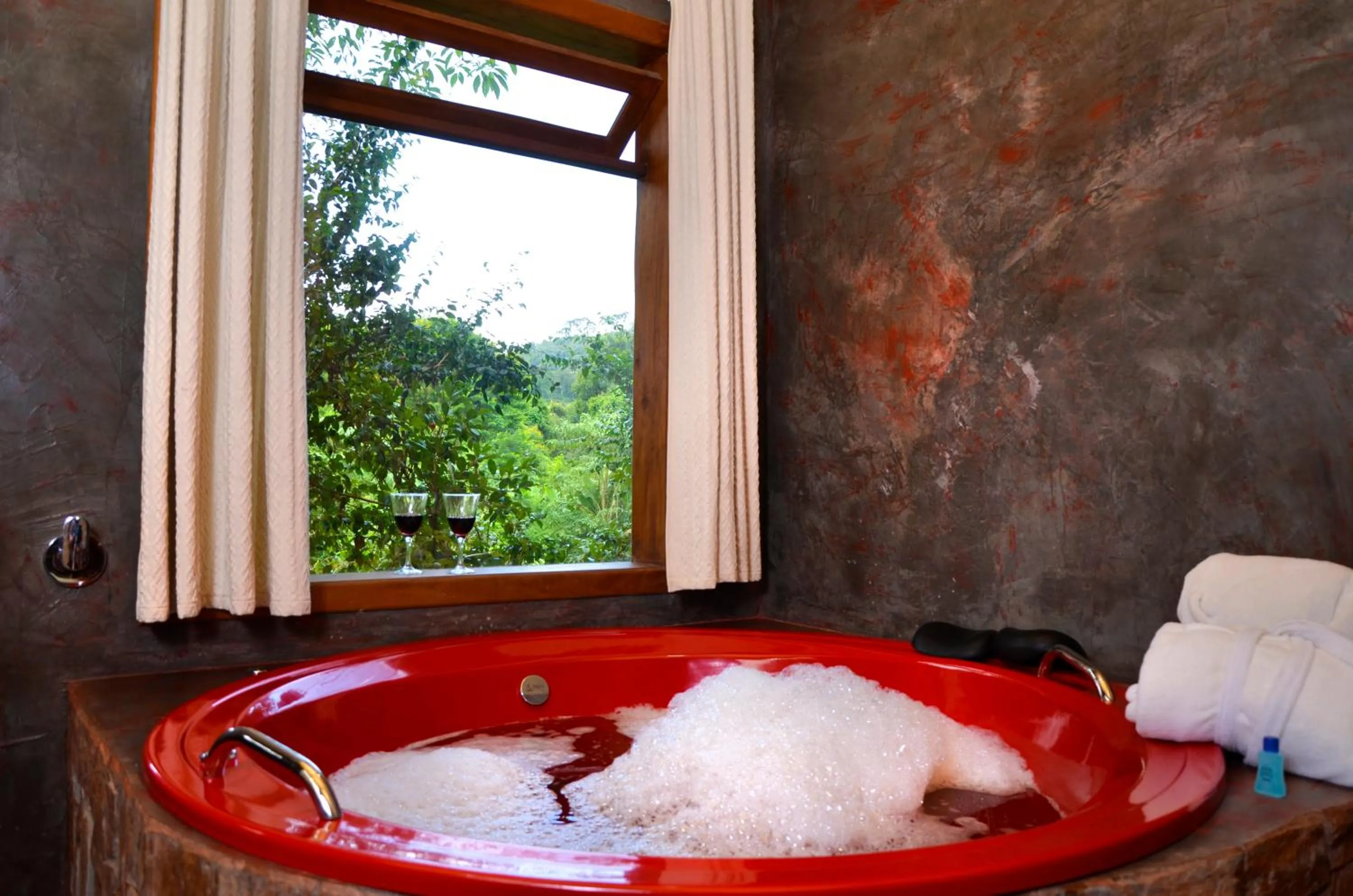 Hot Tub in Pousada Silvestre