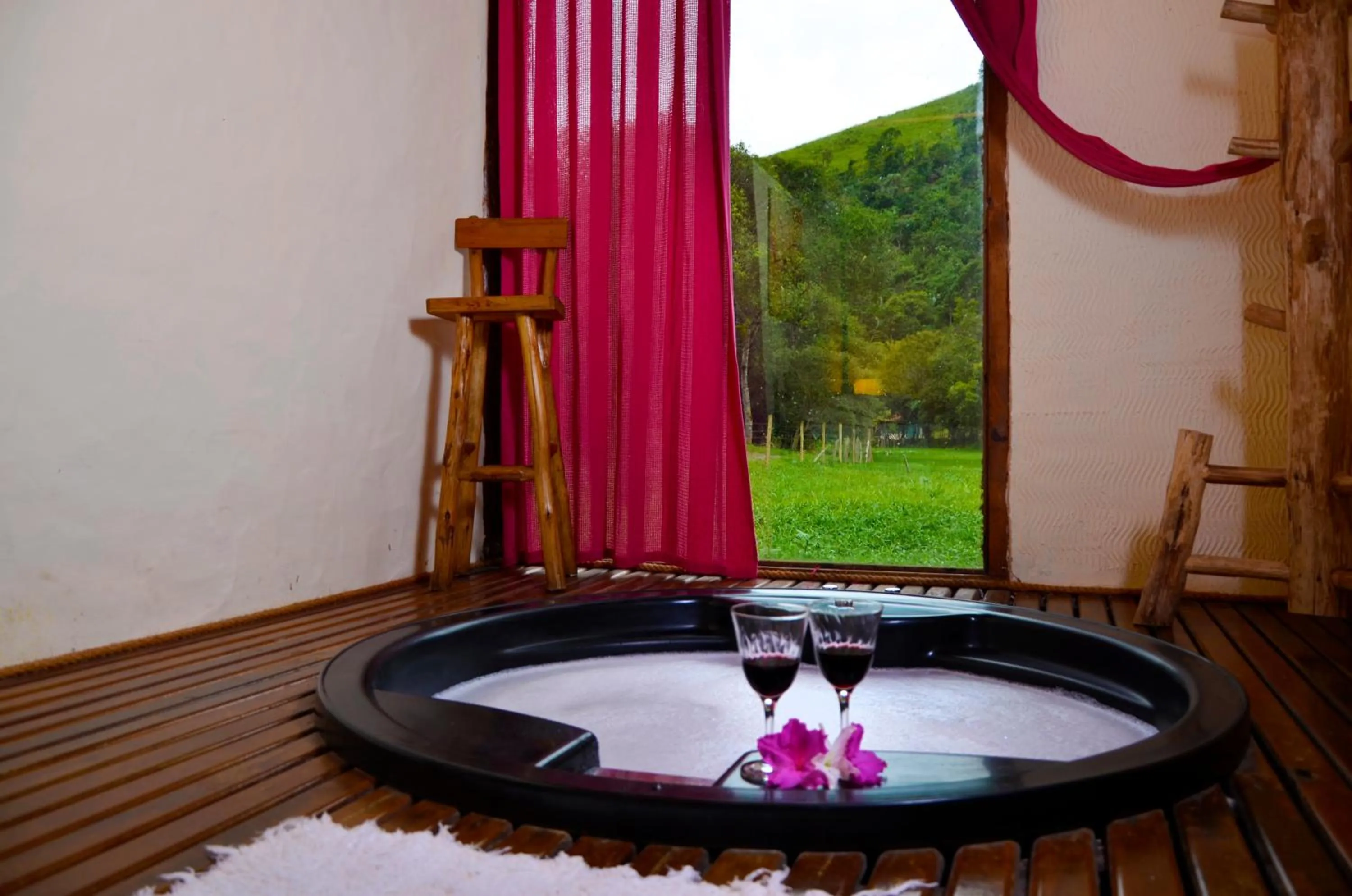 Hot Tub in Pousada Silvestre