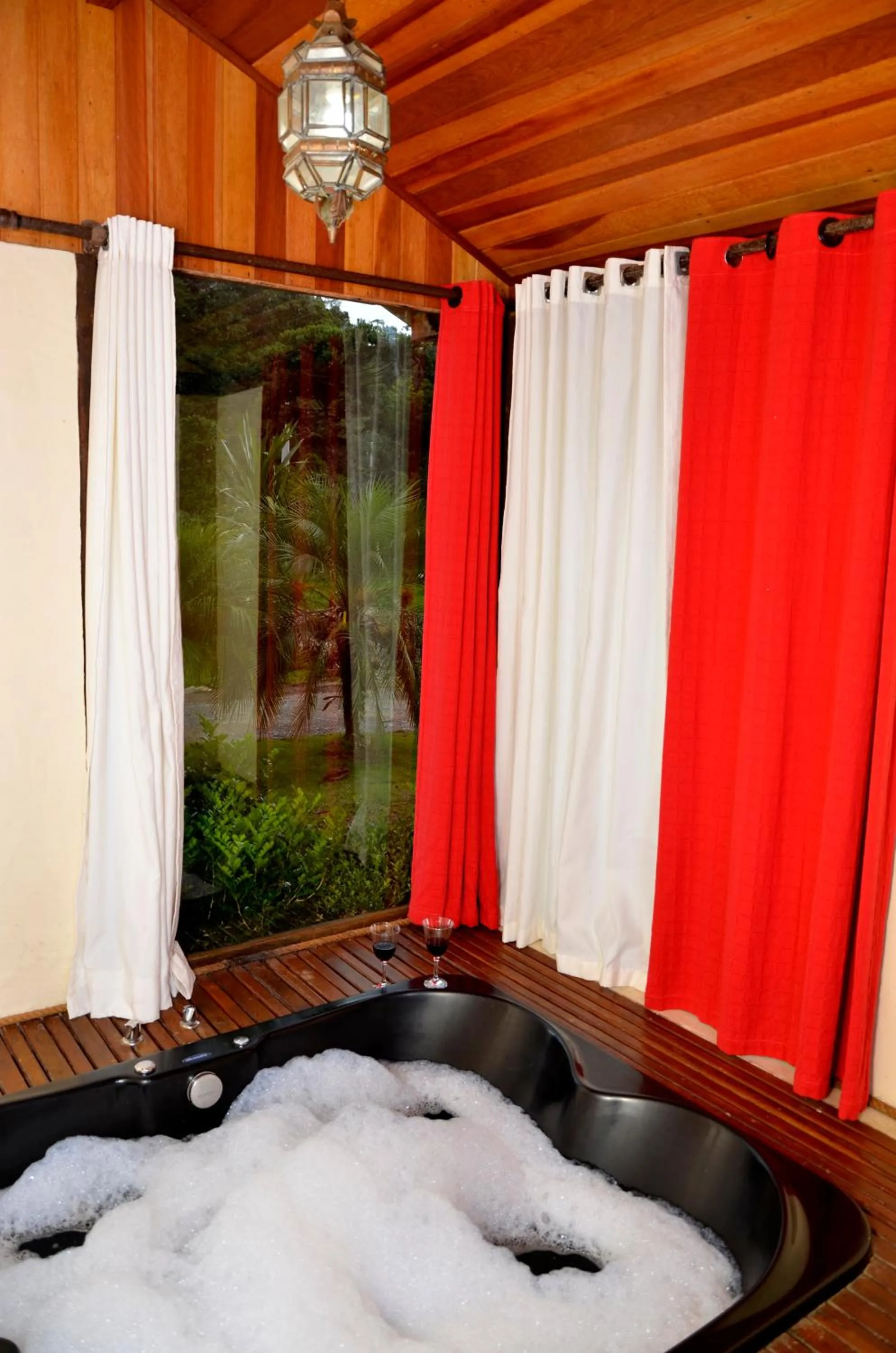 Hot Tub in Pousada Silvestre