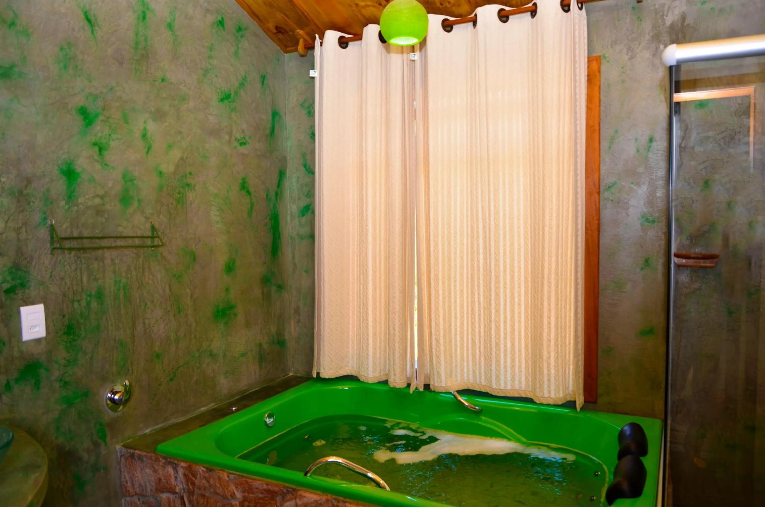 Hot Tub in Pousada Silvestre