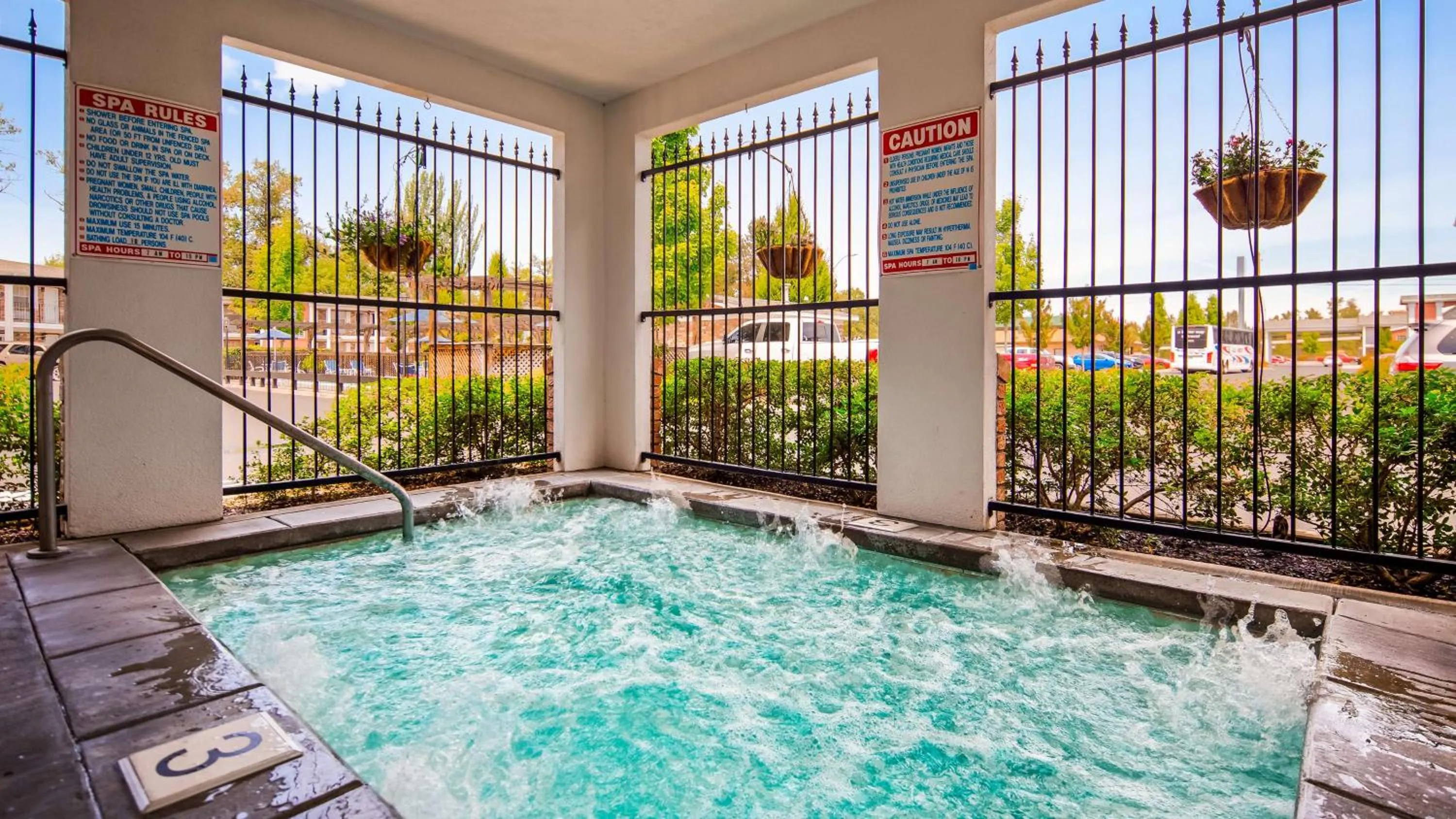 Hot Tub in Best Western Horizon Inn
