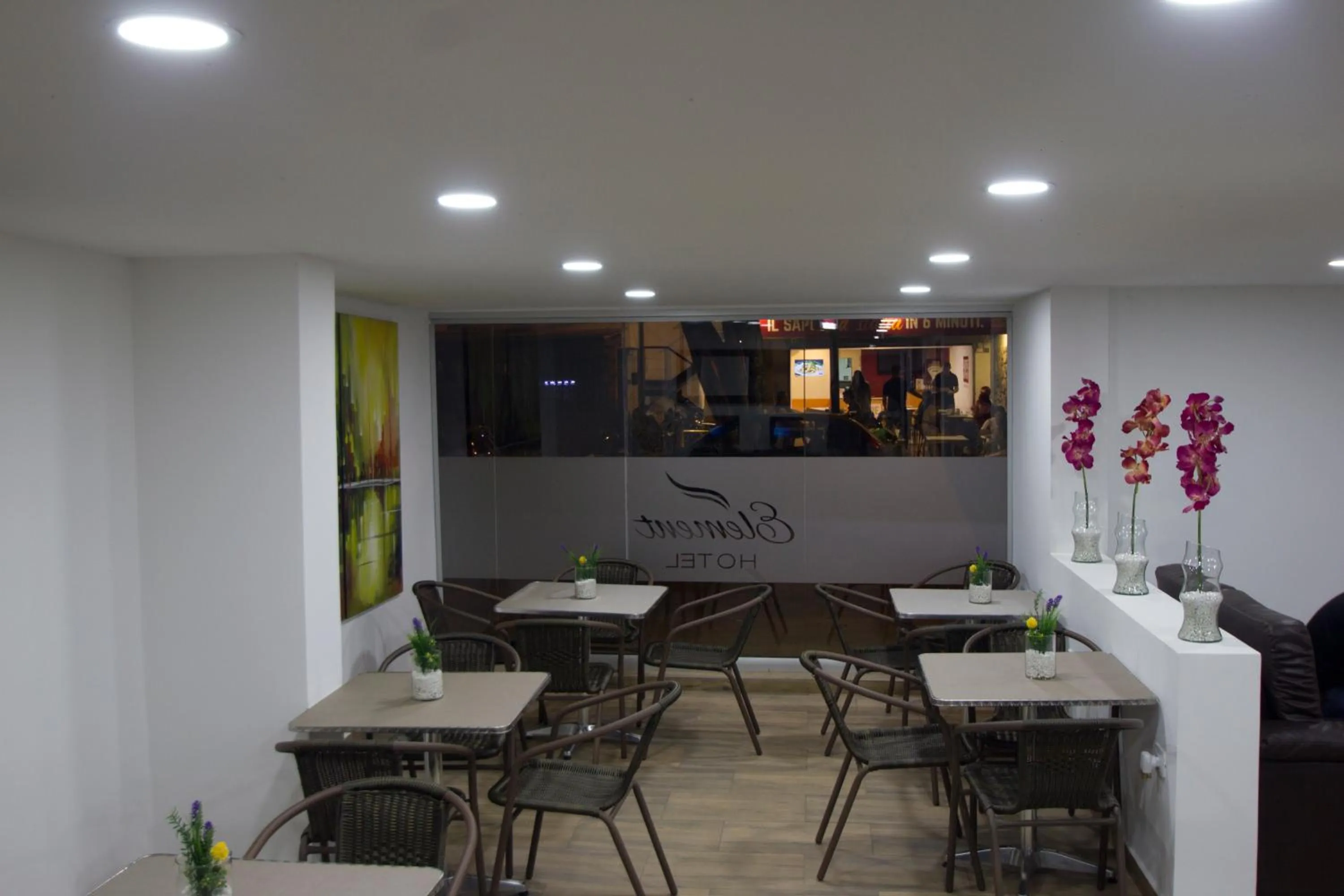 Restaurant/places to eat in Element Hotel