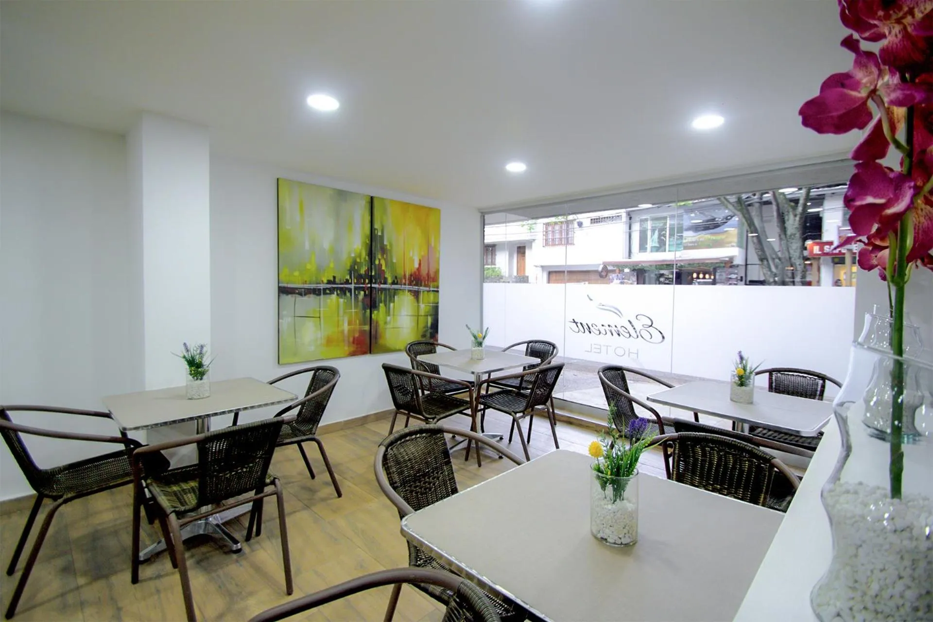 Restaurant/places to eat in Element Hotel