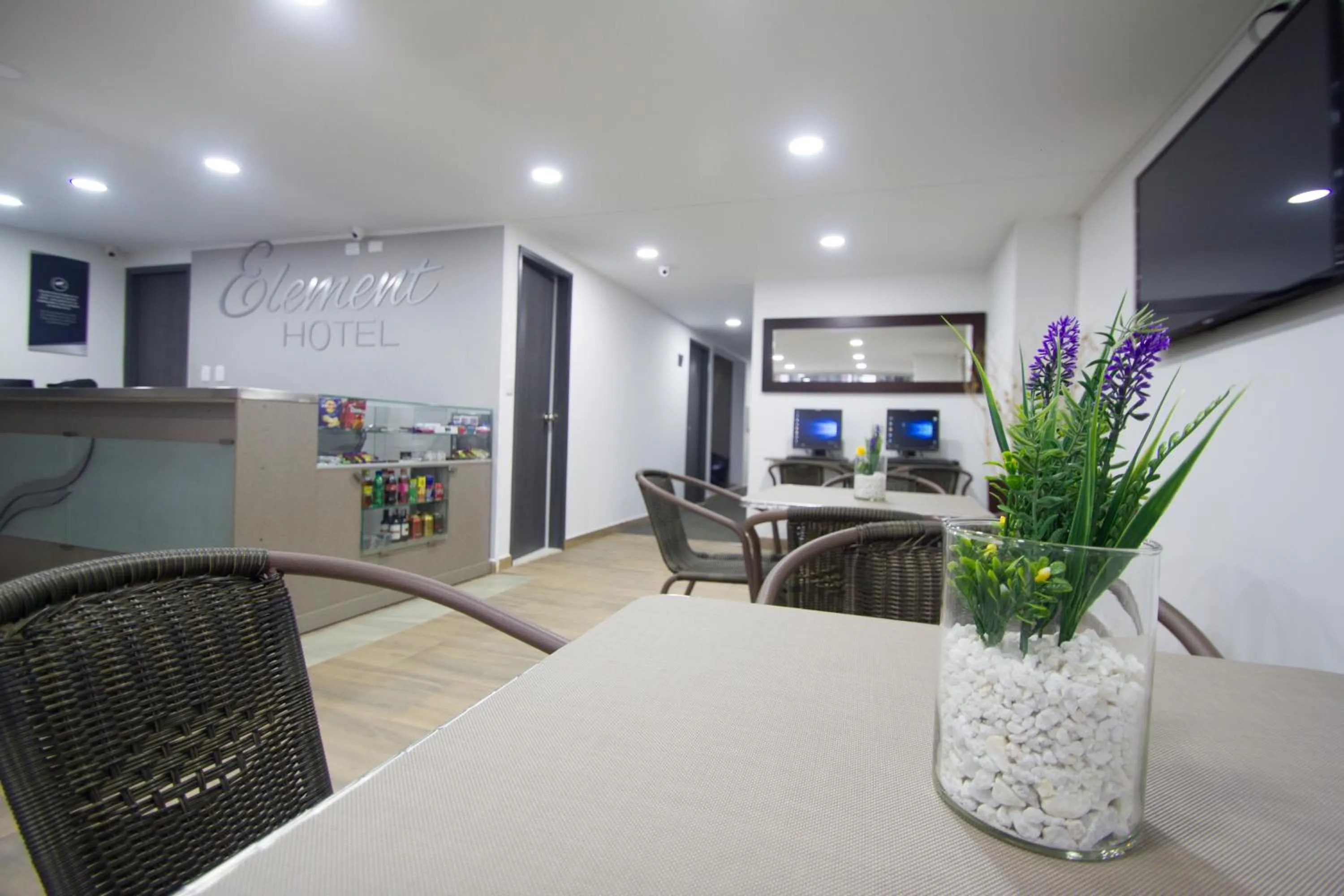 Restaurant/places to eat in Element Hotel