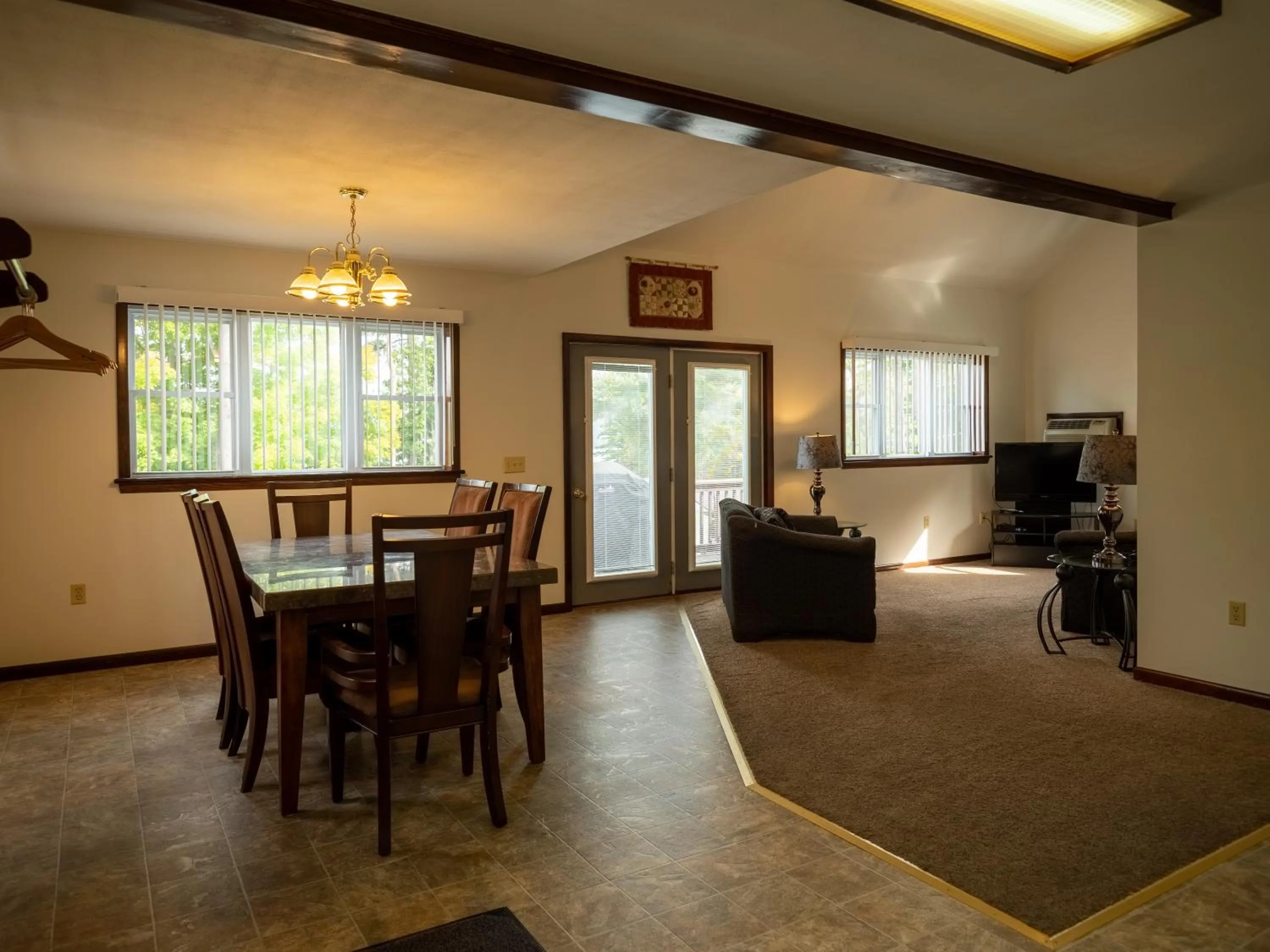 Photo of the whole room in Lake 'N Pines Motel