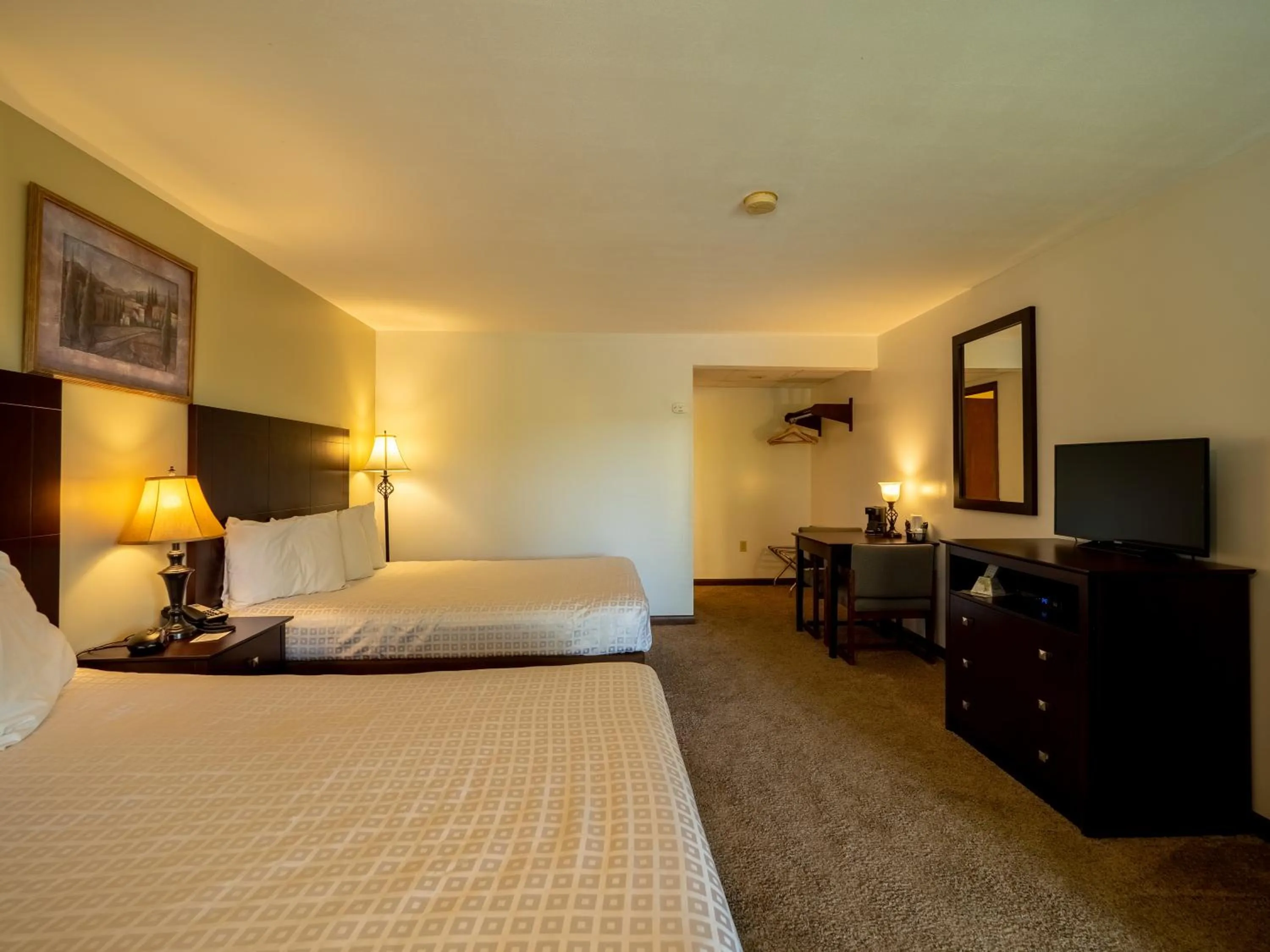 Photo of the whole room, Bed in Lake 'N Pines Motel