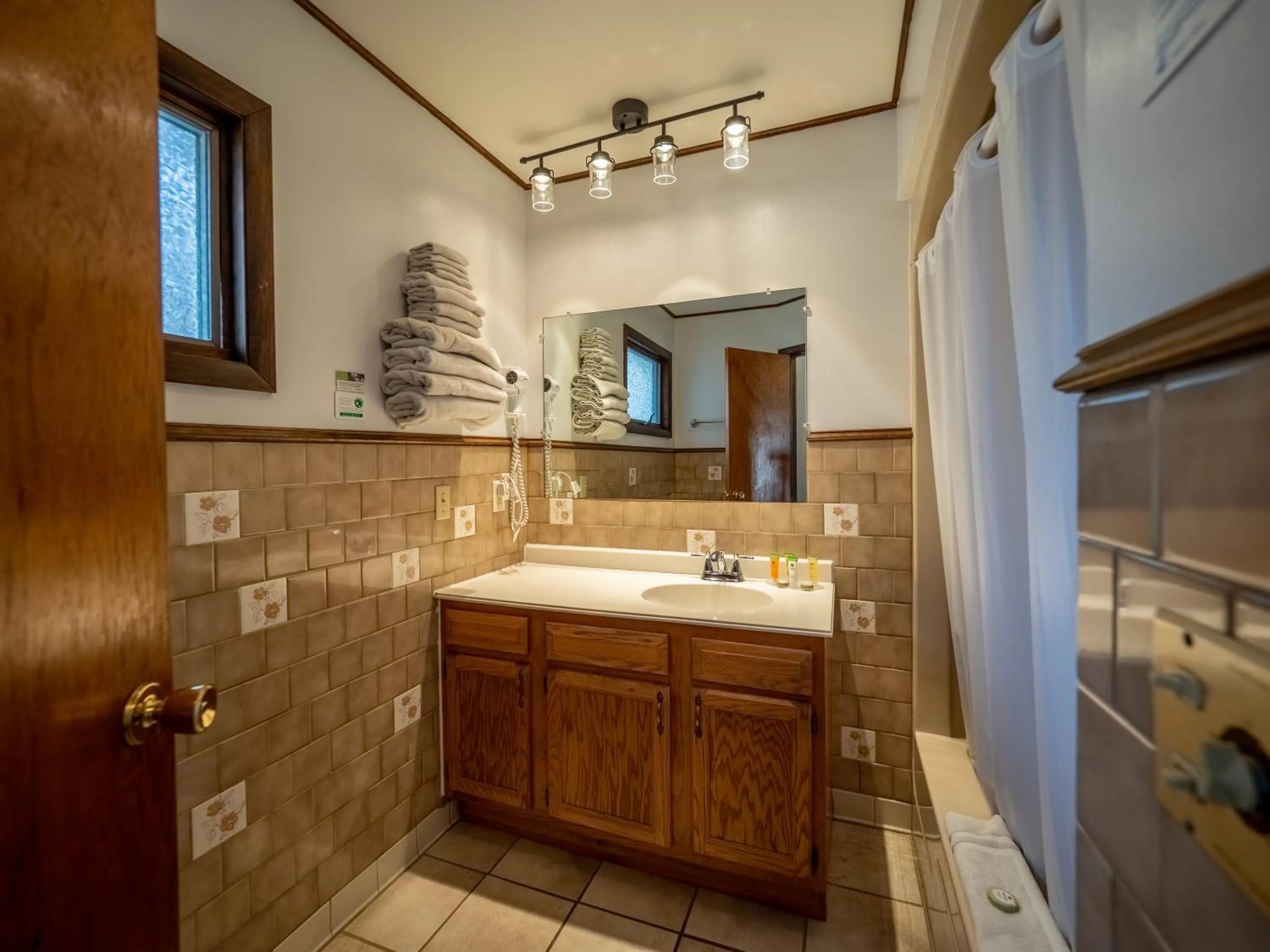 Bathroom in Lake 'N Pines Motel