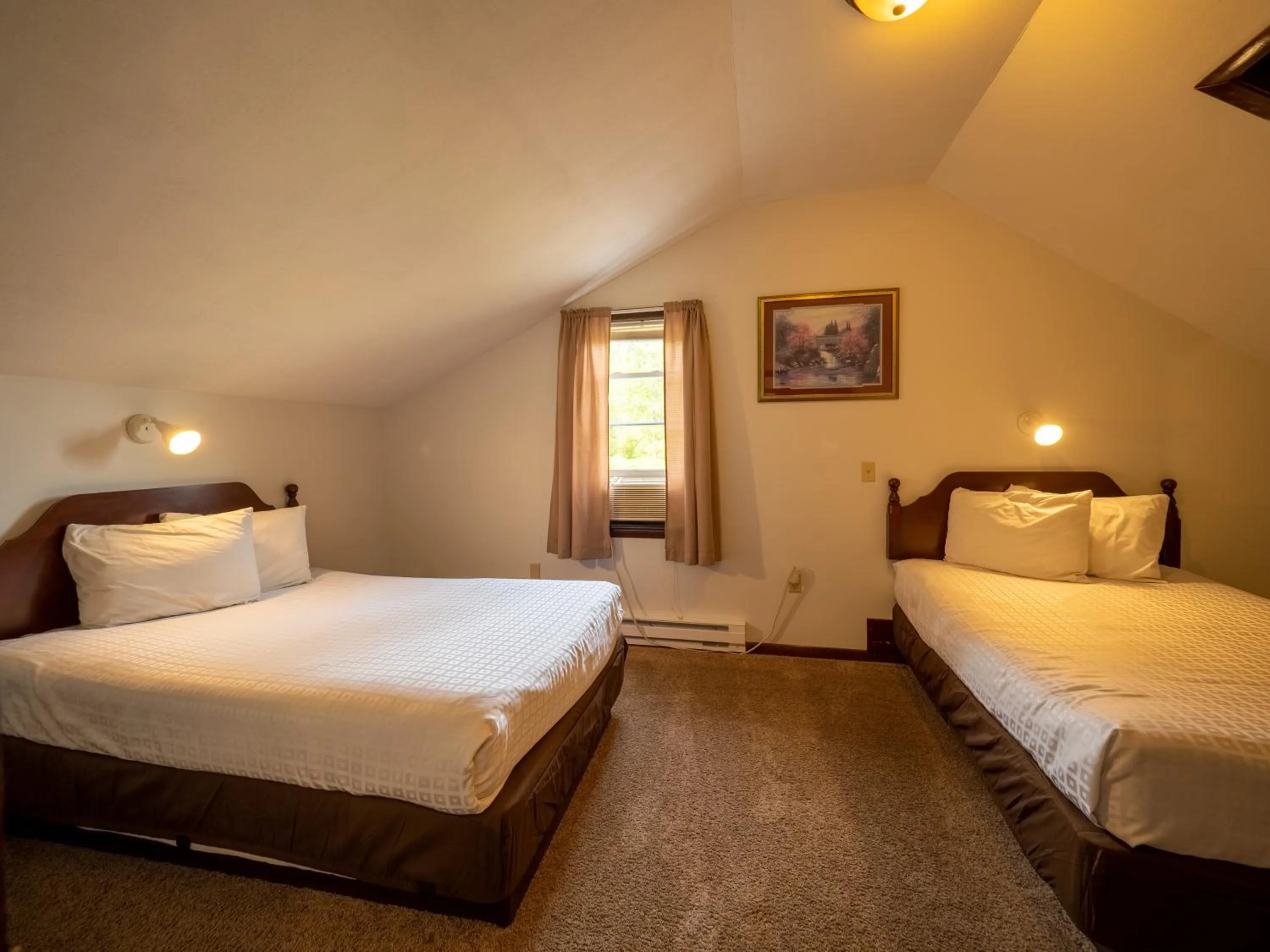 Bedroom, Bed in Lake 'N Pines Motel