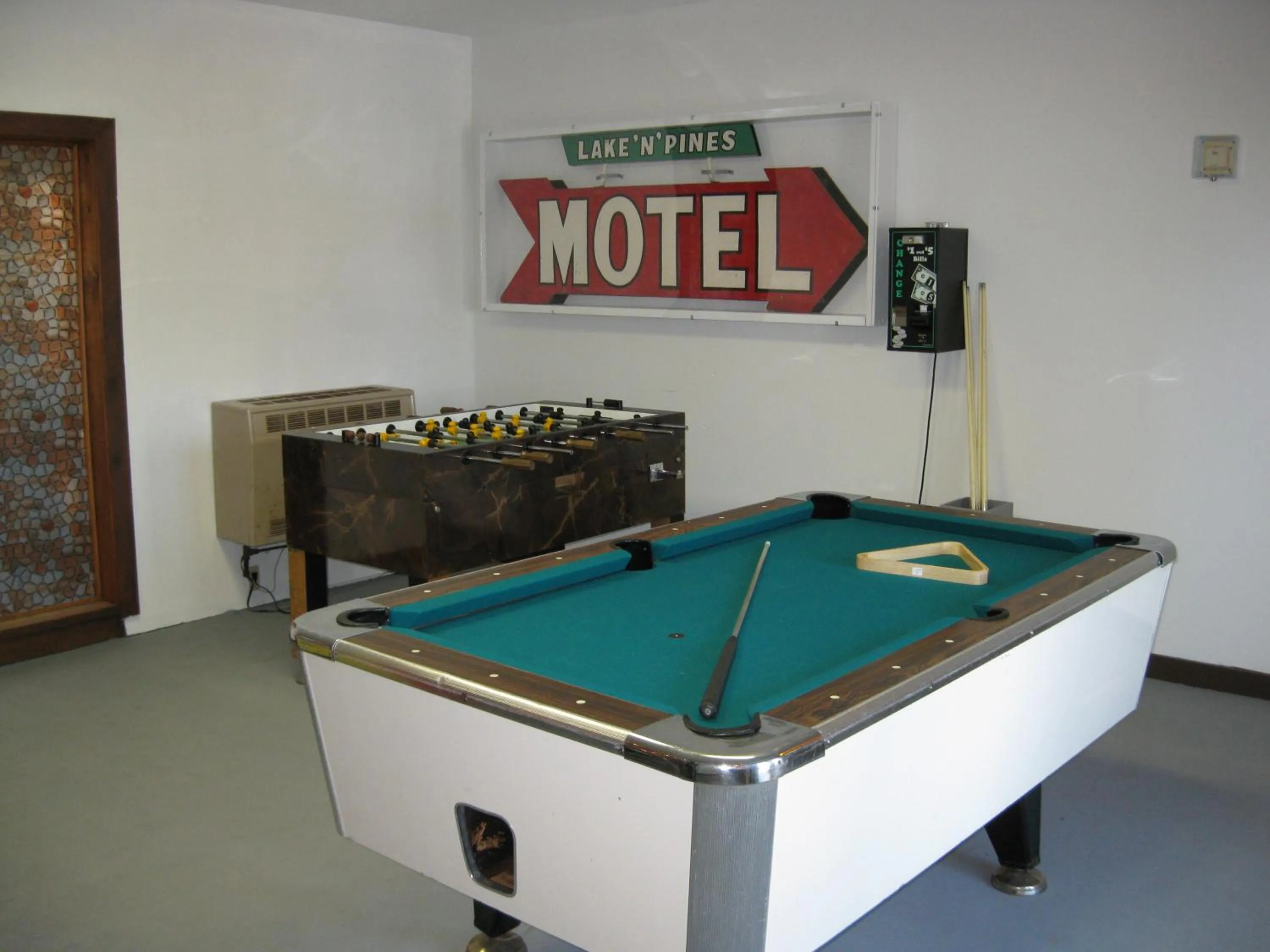 Game Room in Lake 'N Pines Motel