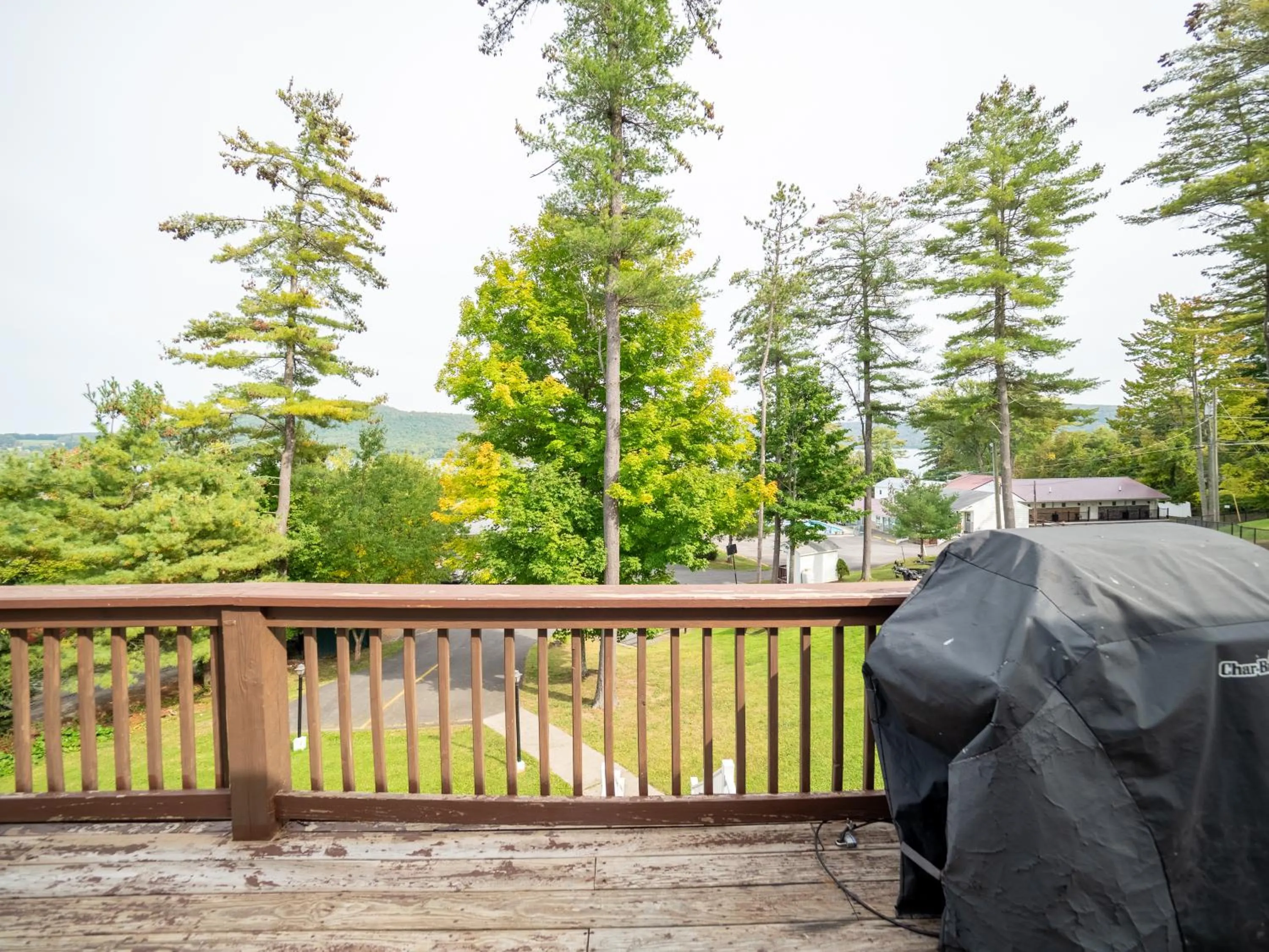 Patio in Lake 'N Pines Motel