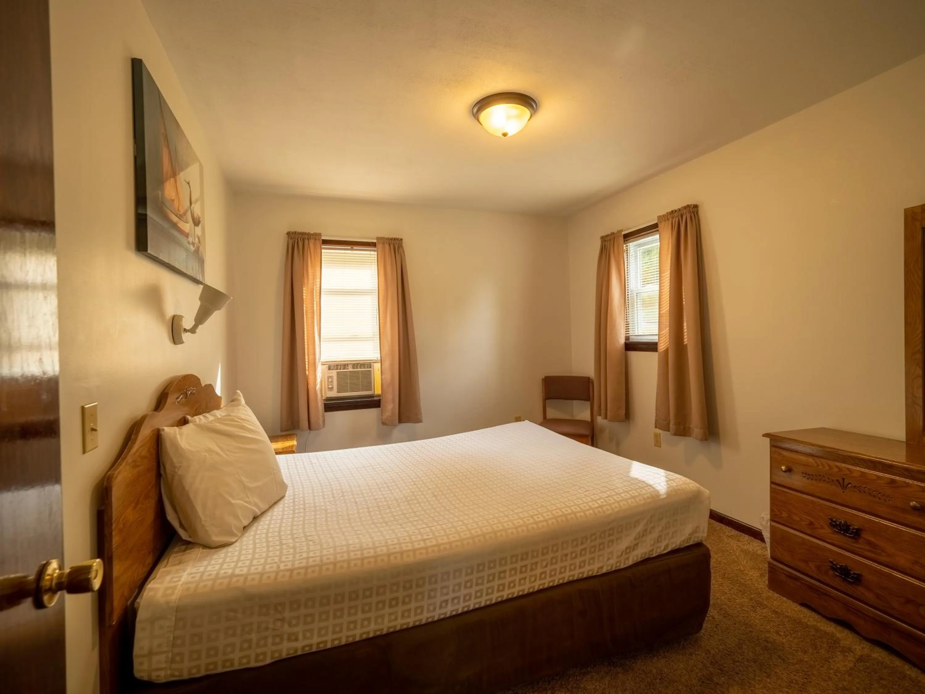 Bedroom, Bed in Lake 'N Pines Motel