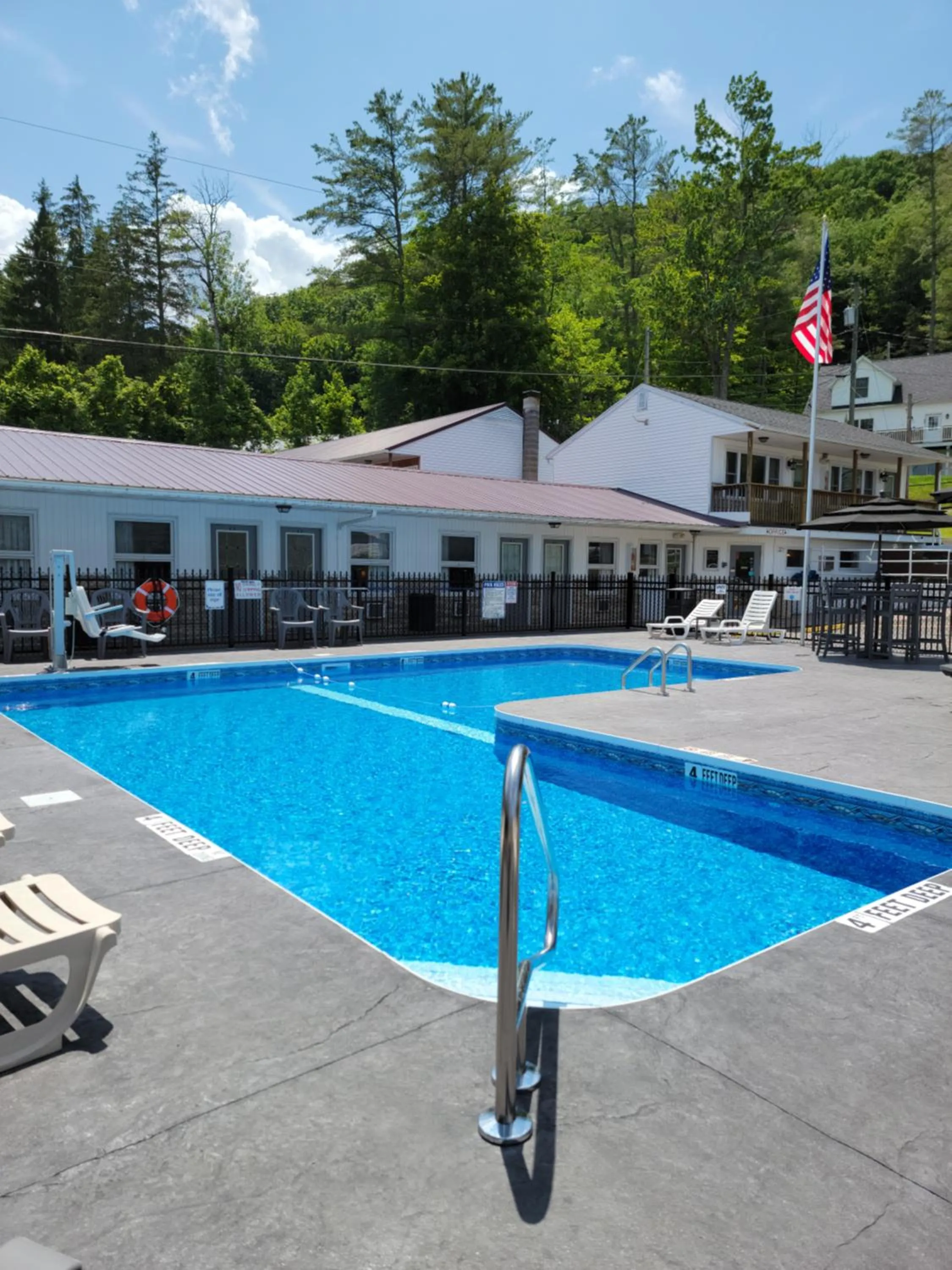Swimming pool in Lake 'N Pines Motel