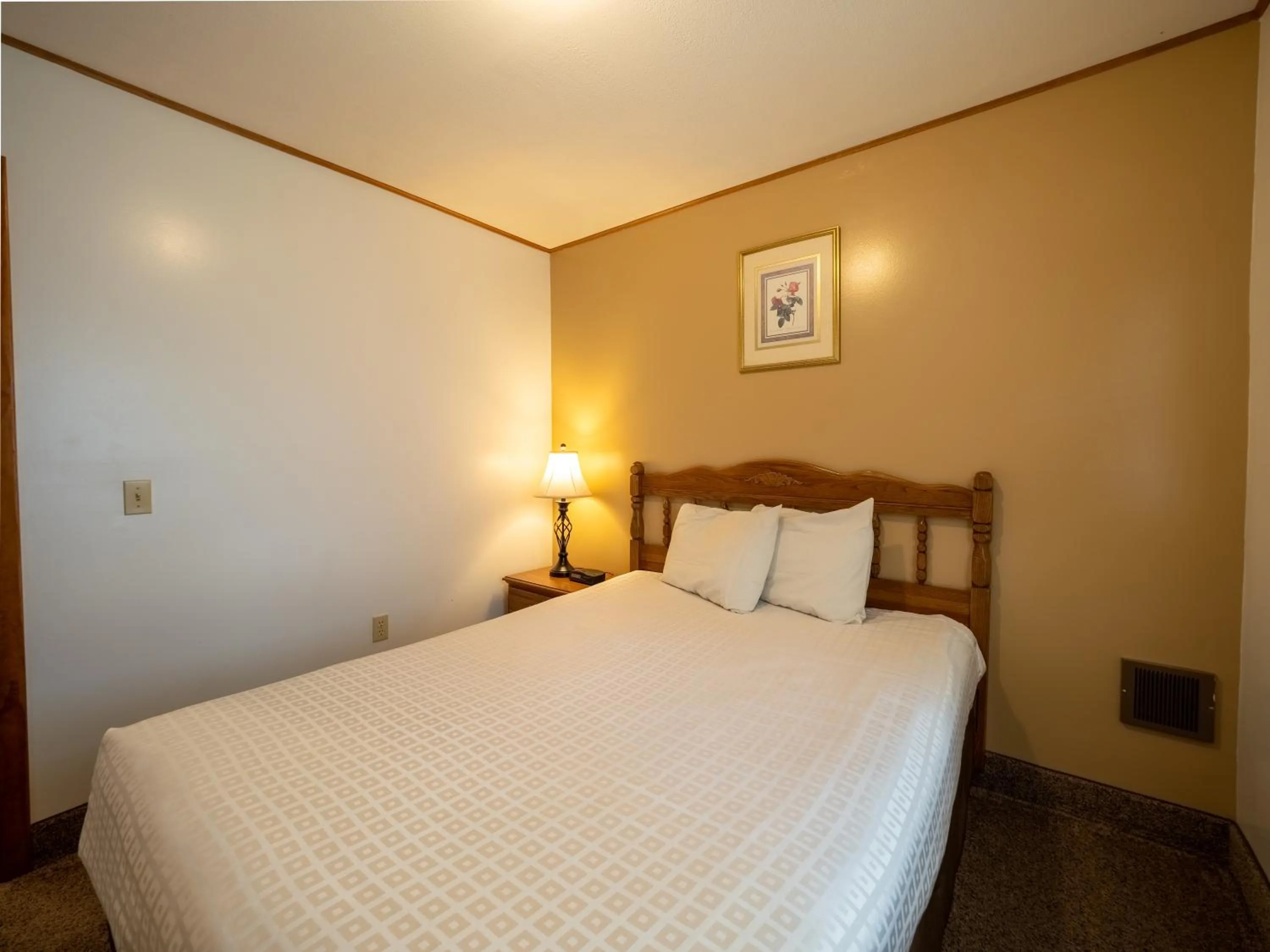 Photo of the whole room, Bed in Lake 'N Pines Motel