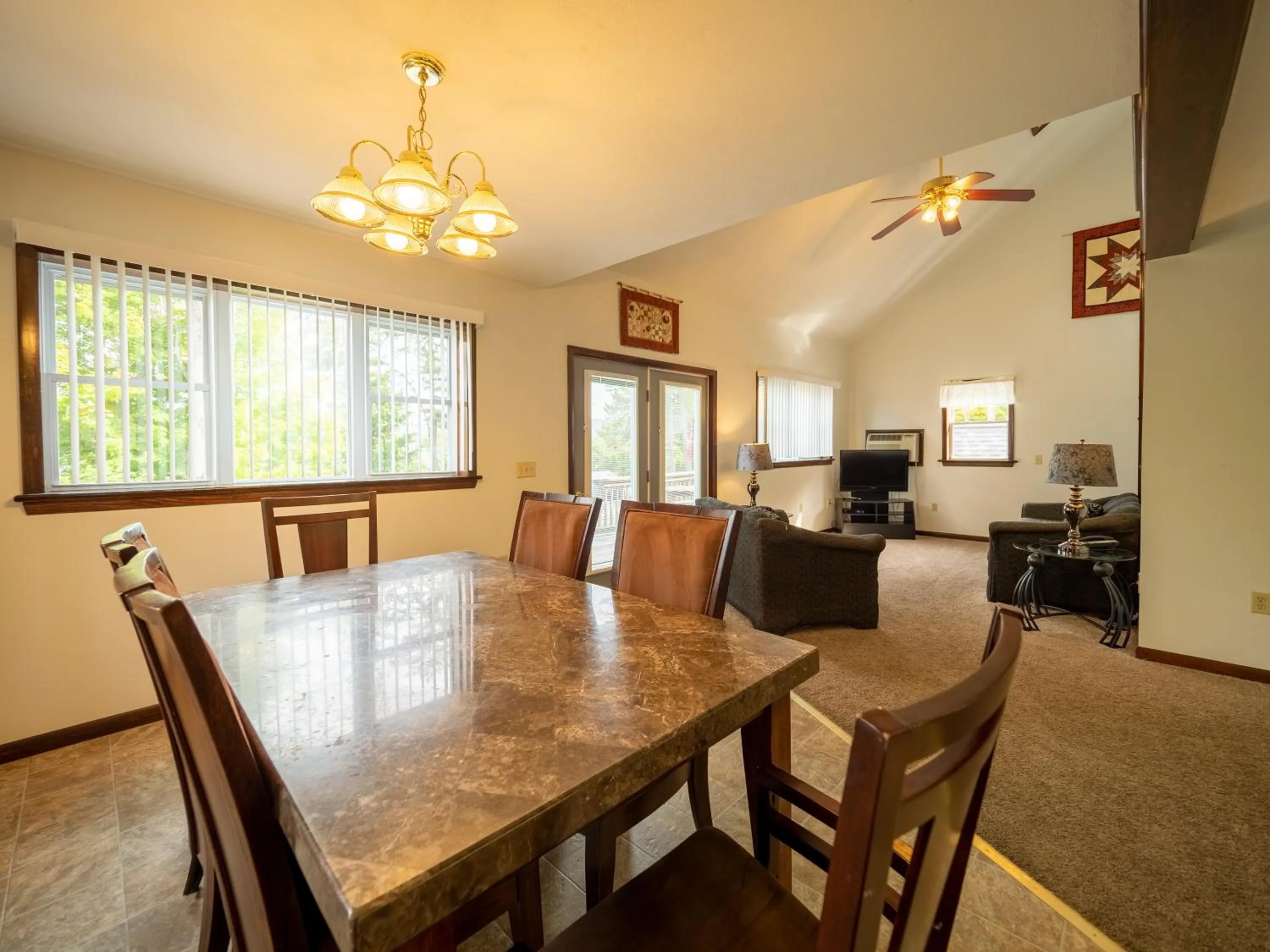 Dining area in Lake 'N Pines Motel