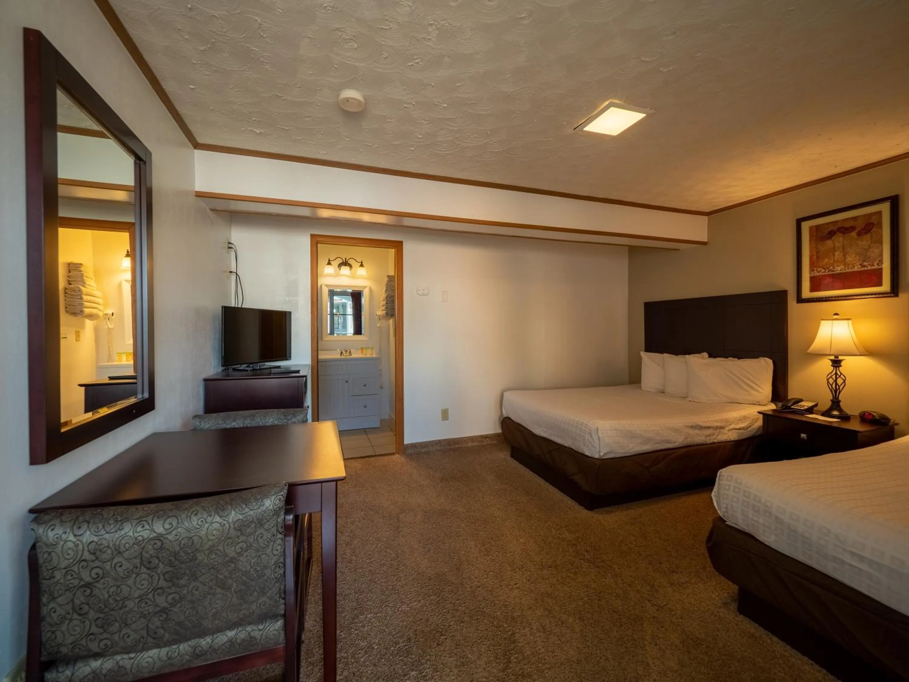 Photo of the whole room, Bed in Lake 'N Pines Motel