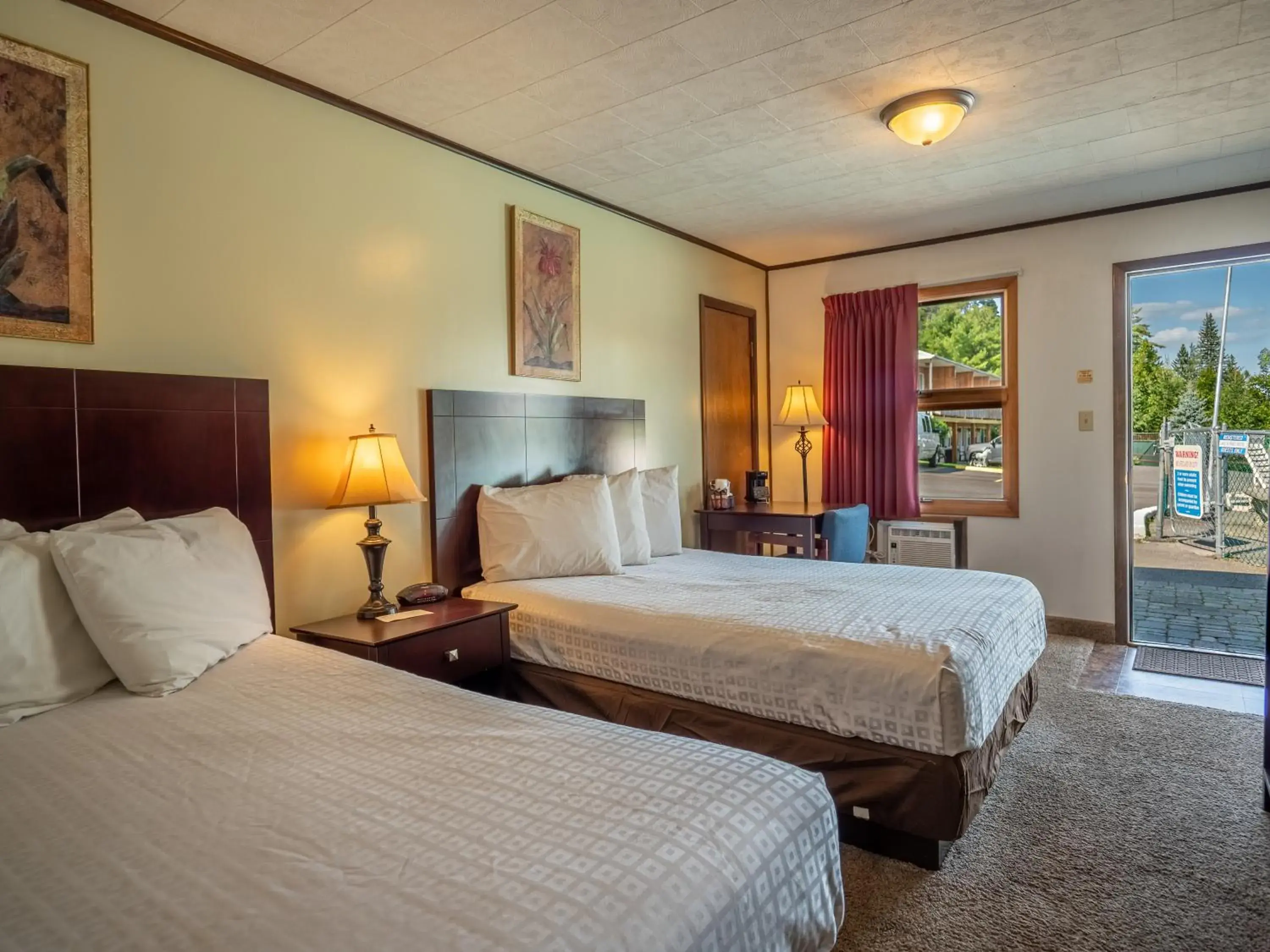 Double Room with Pool View in Lake 'N Pines Motel Double Room with Pool View in Lake 'N Pines Motel