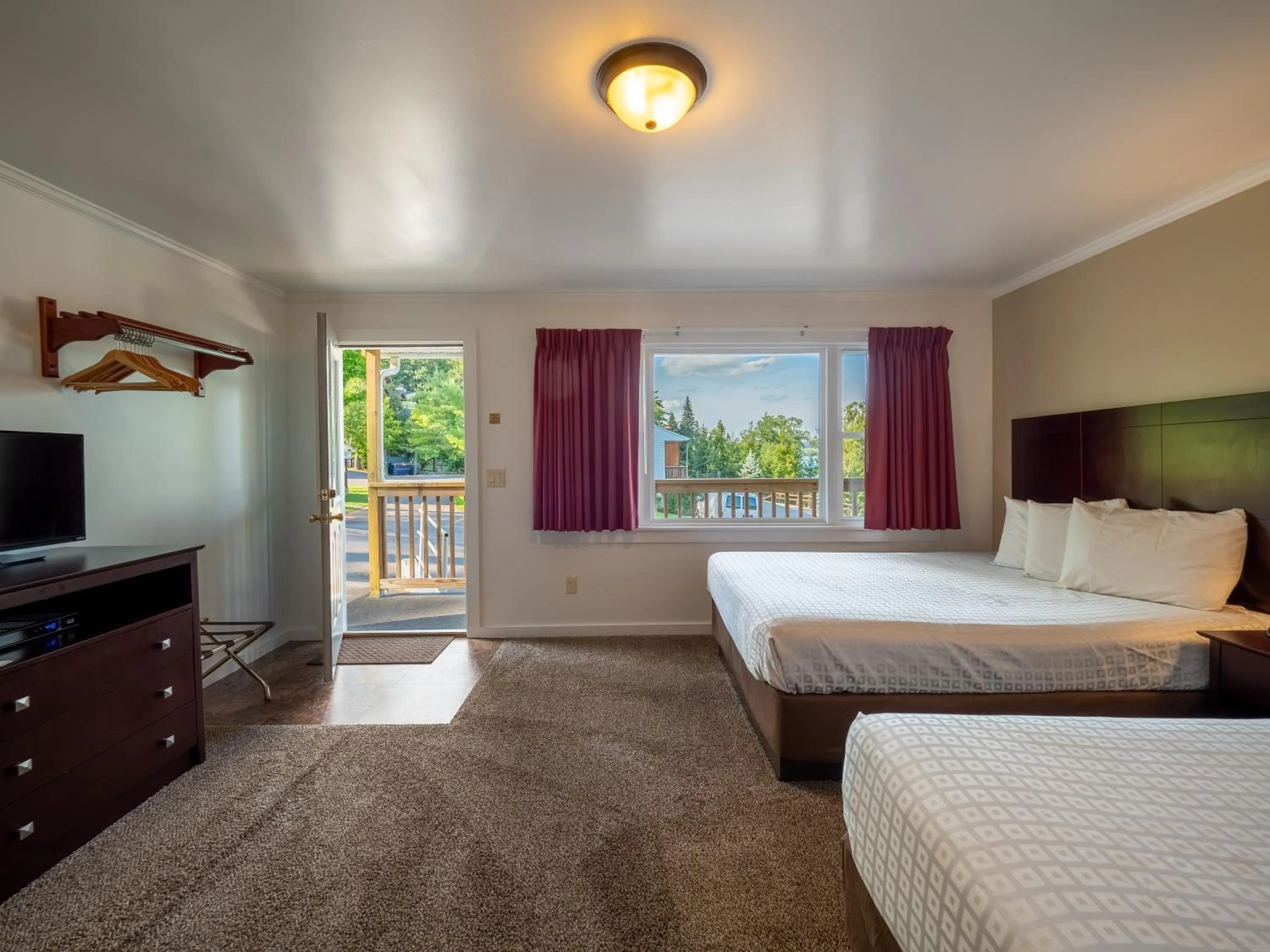 Photo of the whole room, Bed in Lake 'N Pines Motel