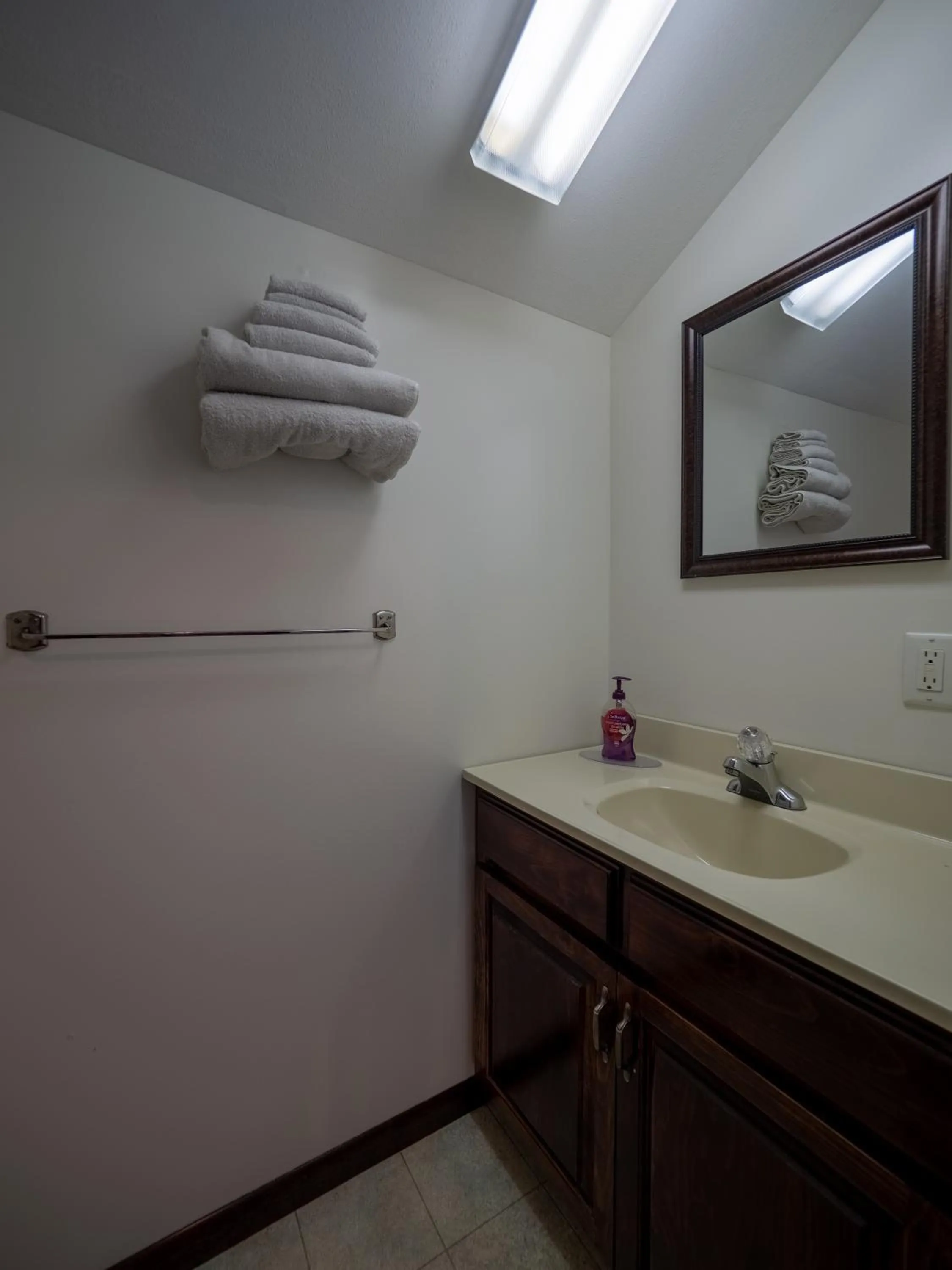 Bathroom in Lake 'N Pines Motel