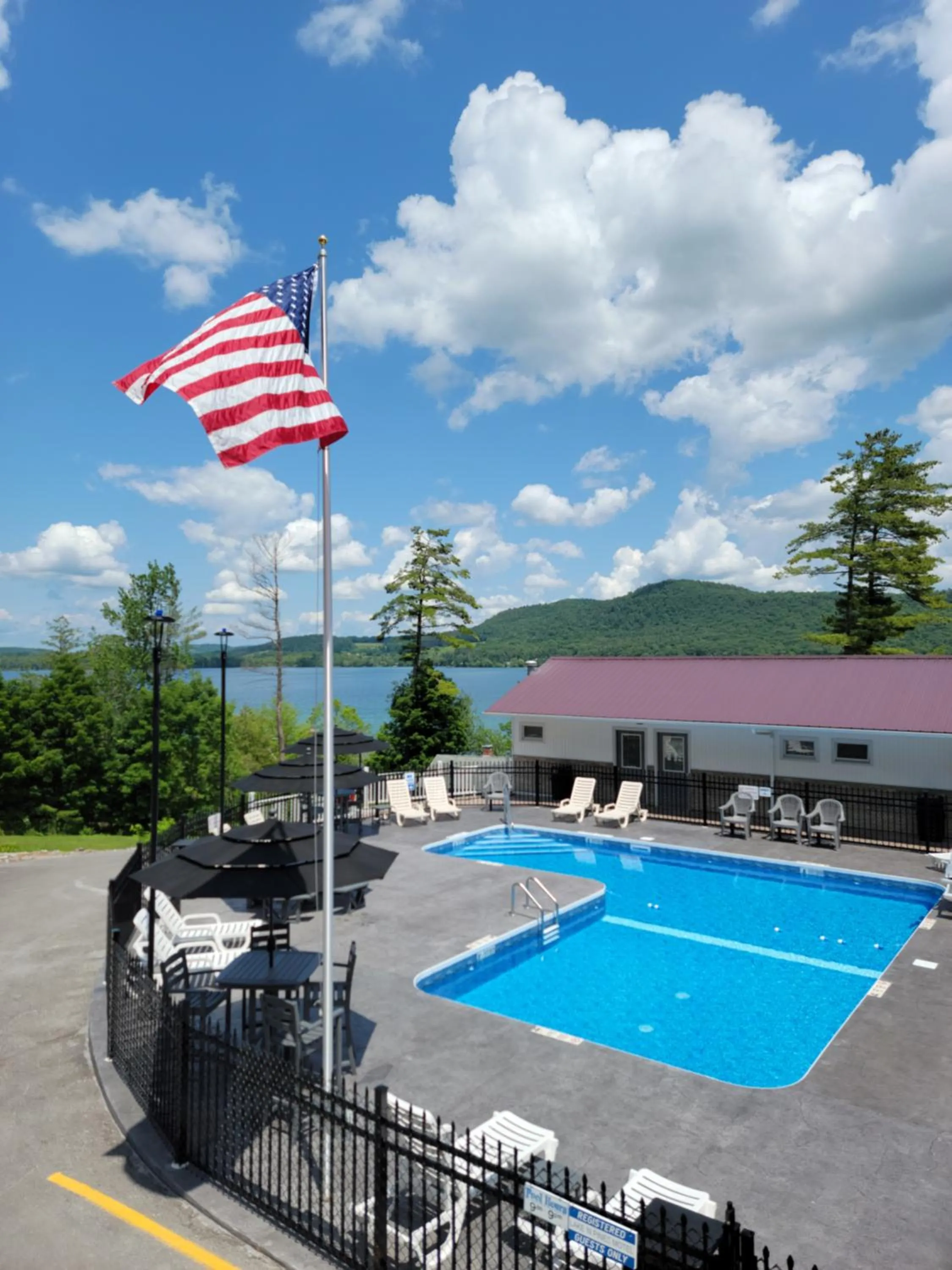 Swimming pool in Lake 'N Pines Motel
