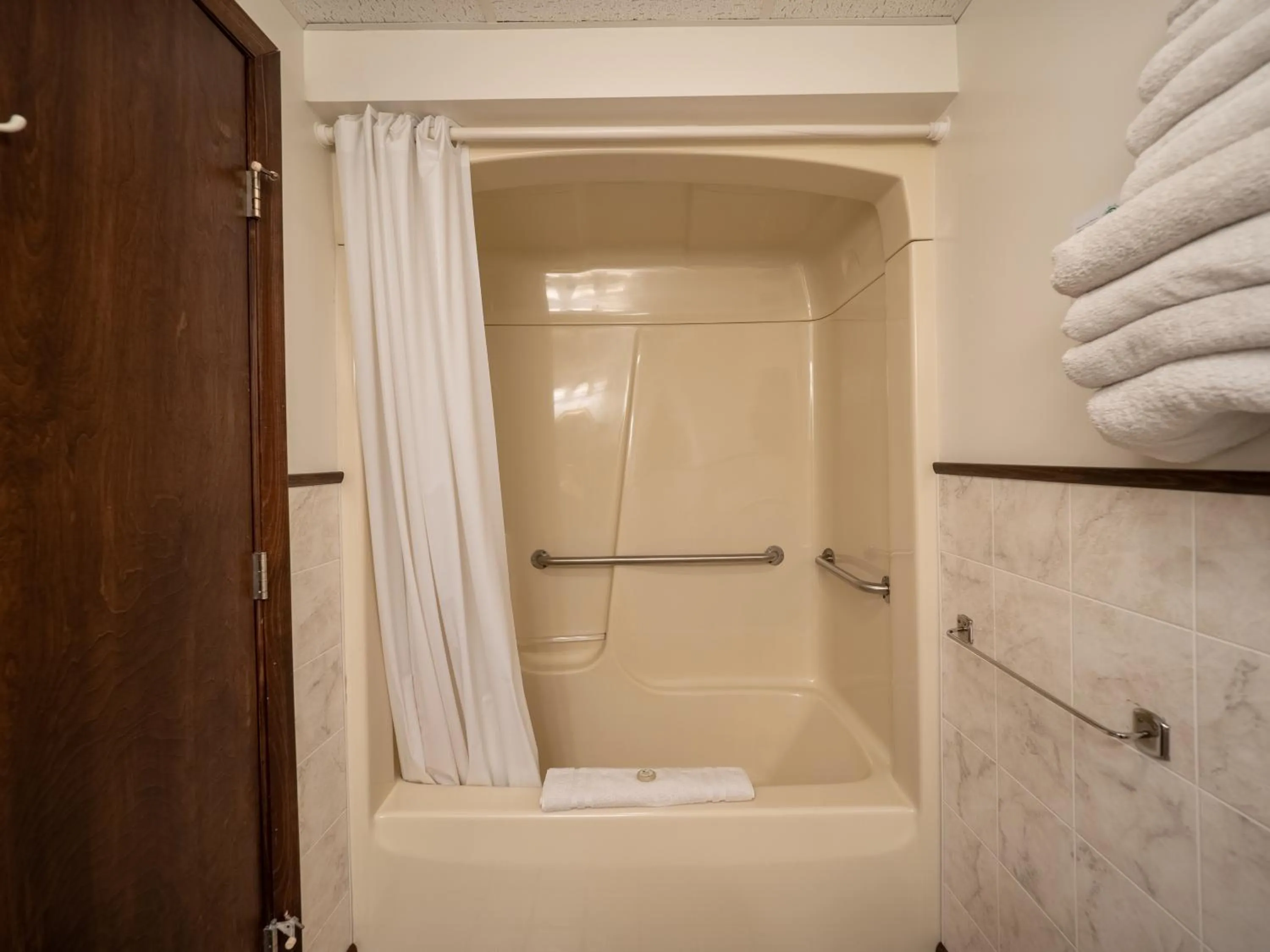 Bathroom in Lake 'N Pines Motel