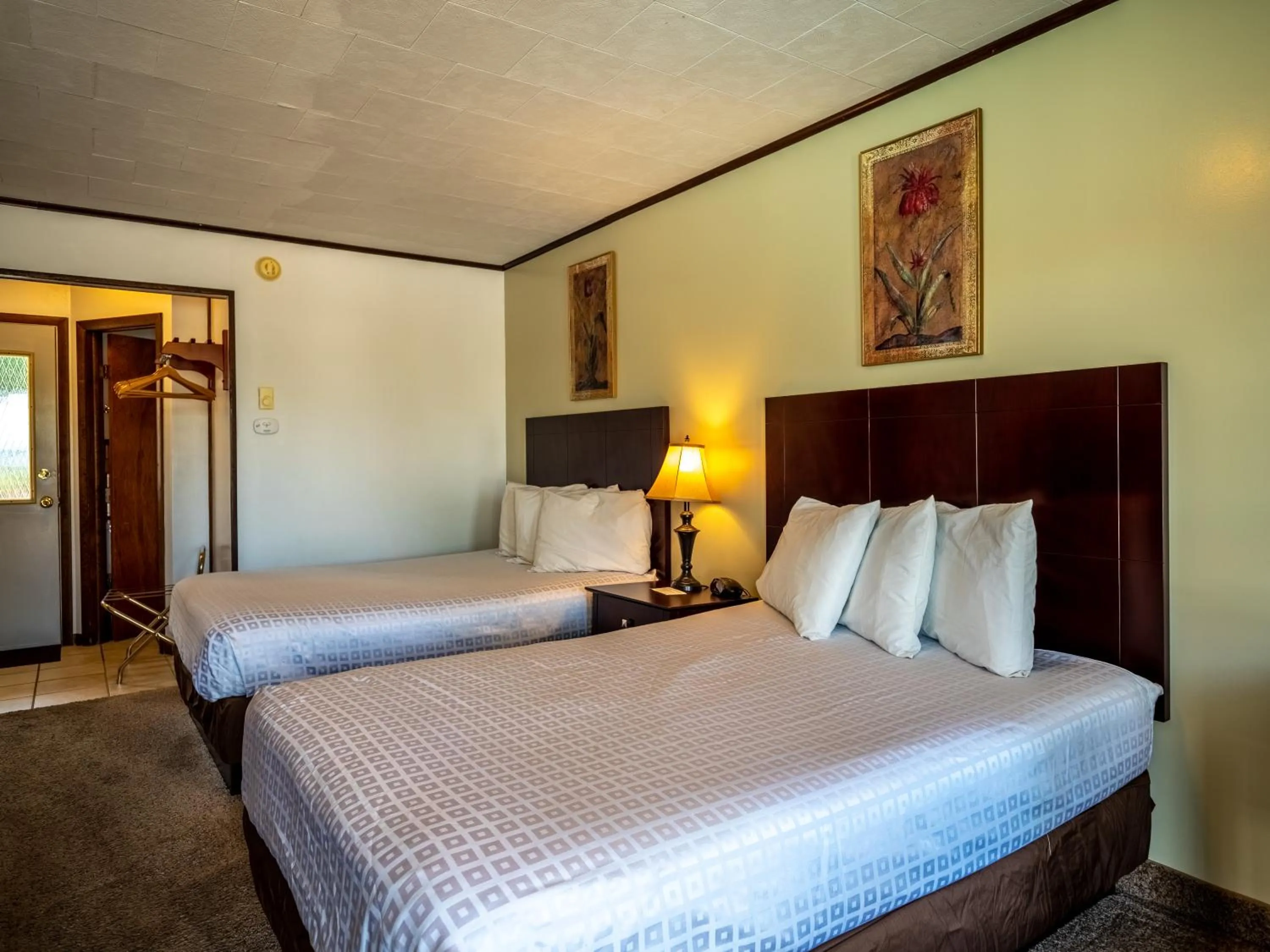 Photo of the whole room, Bed in Lake 'N Pines Motel