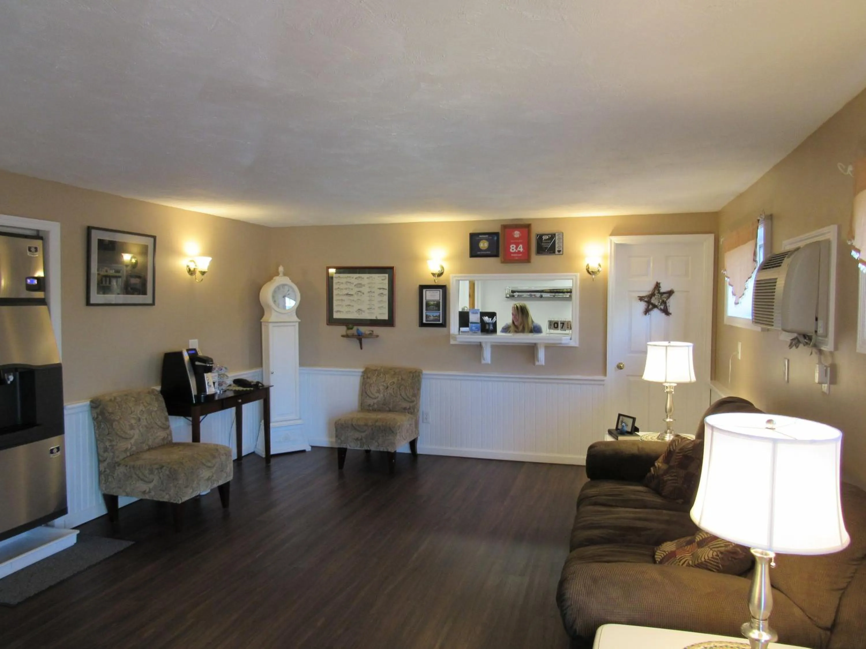Lobby or reception in Lake 'N Pines Motel