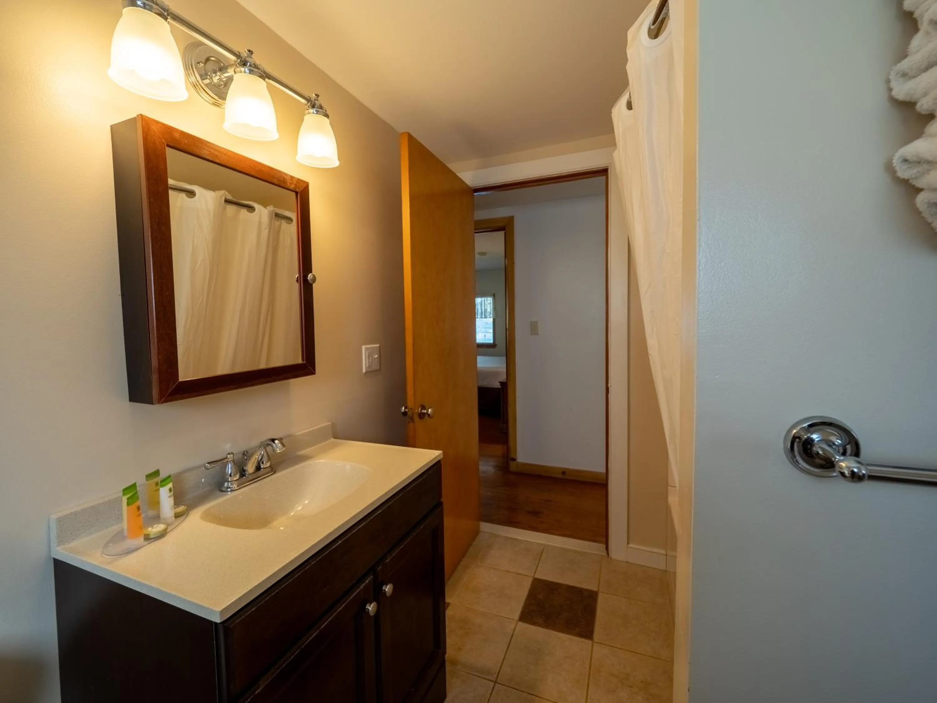 Bathroom in Lake 'N Pines Motel