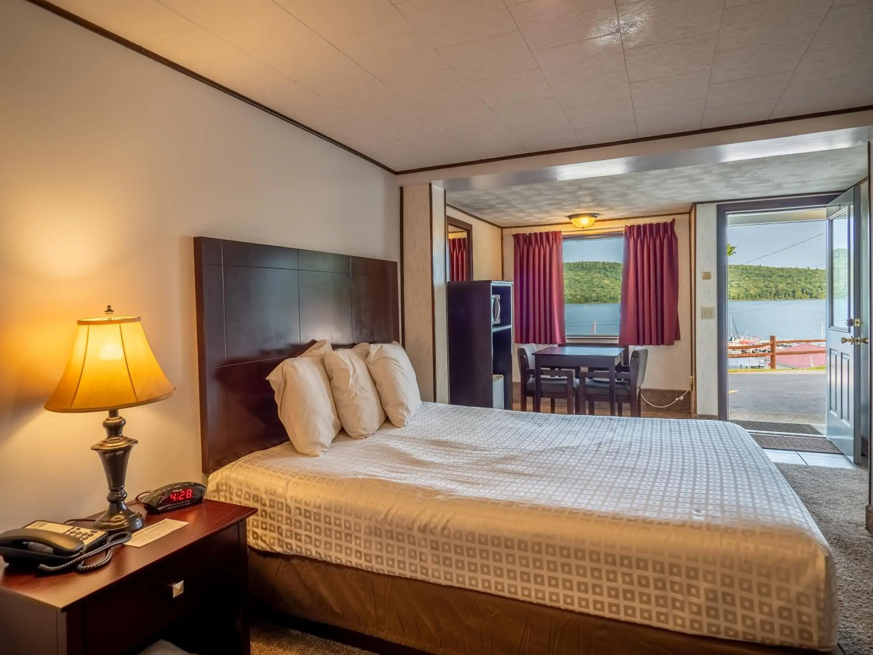 Queen Room with Sea View in Lake 'N Pines Motel Queen Room with Sea View in Lake 'N Pines Motel