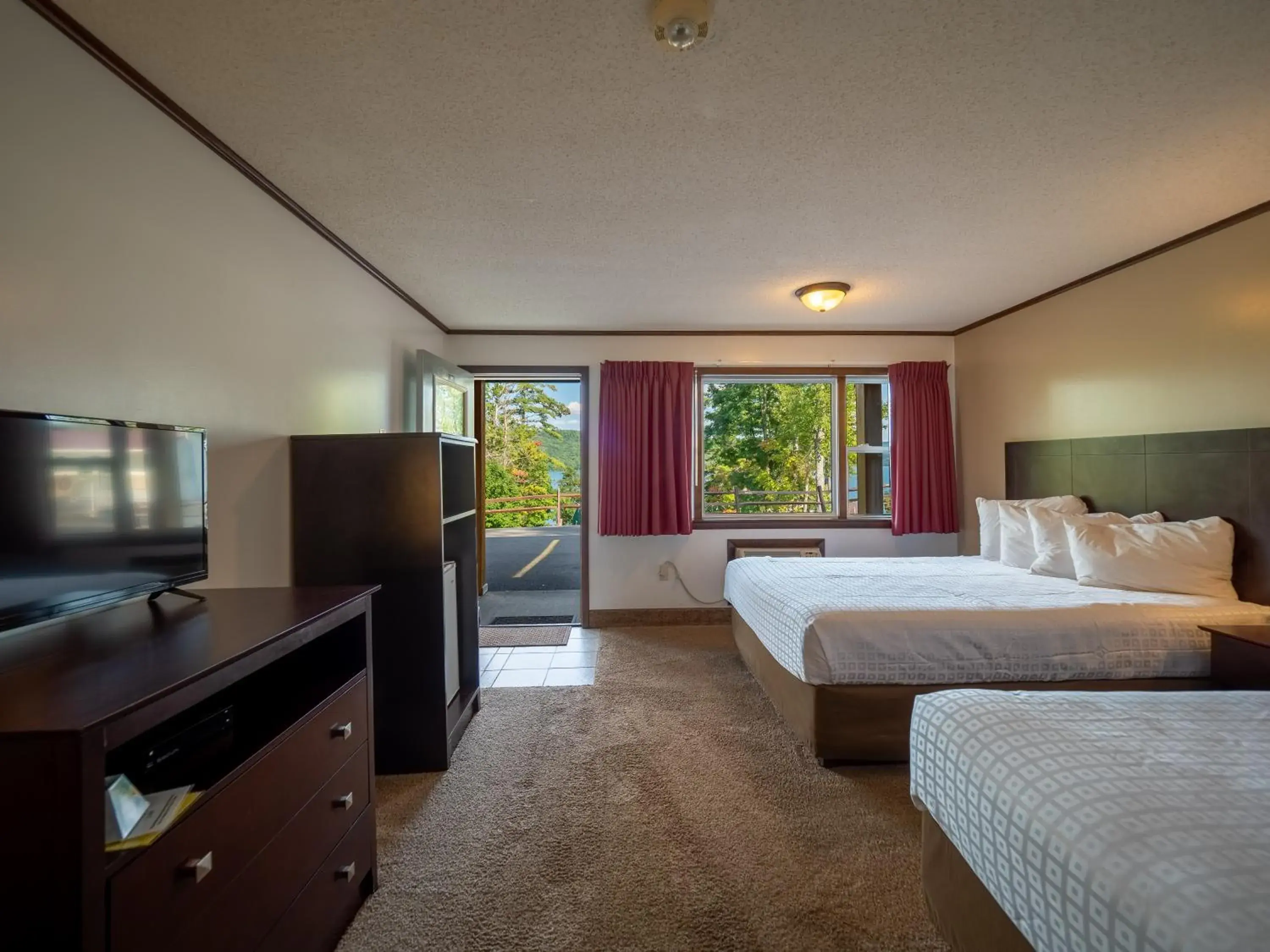 Standard Queen Room in Lake 'N Pines Motel Standard Queen Room in Lake 'N Pines Motel