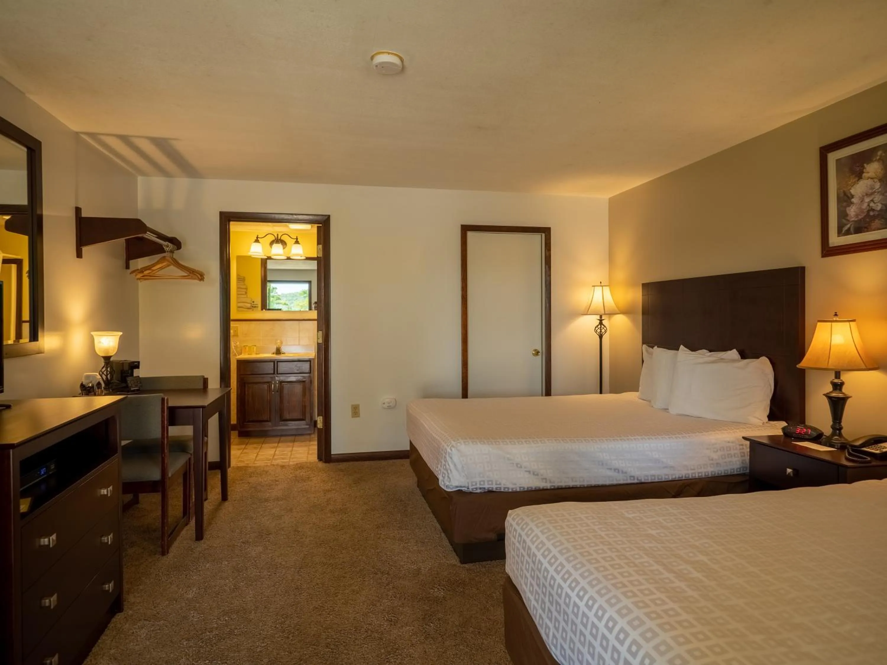 Photo of the whole room, Bed in Lake 'N Pines Motel