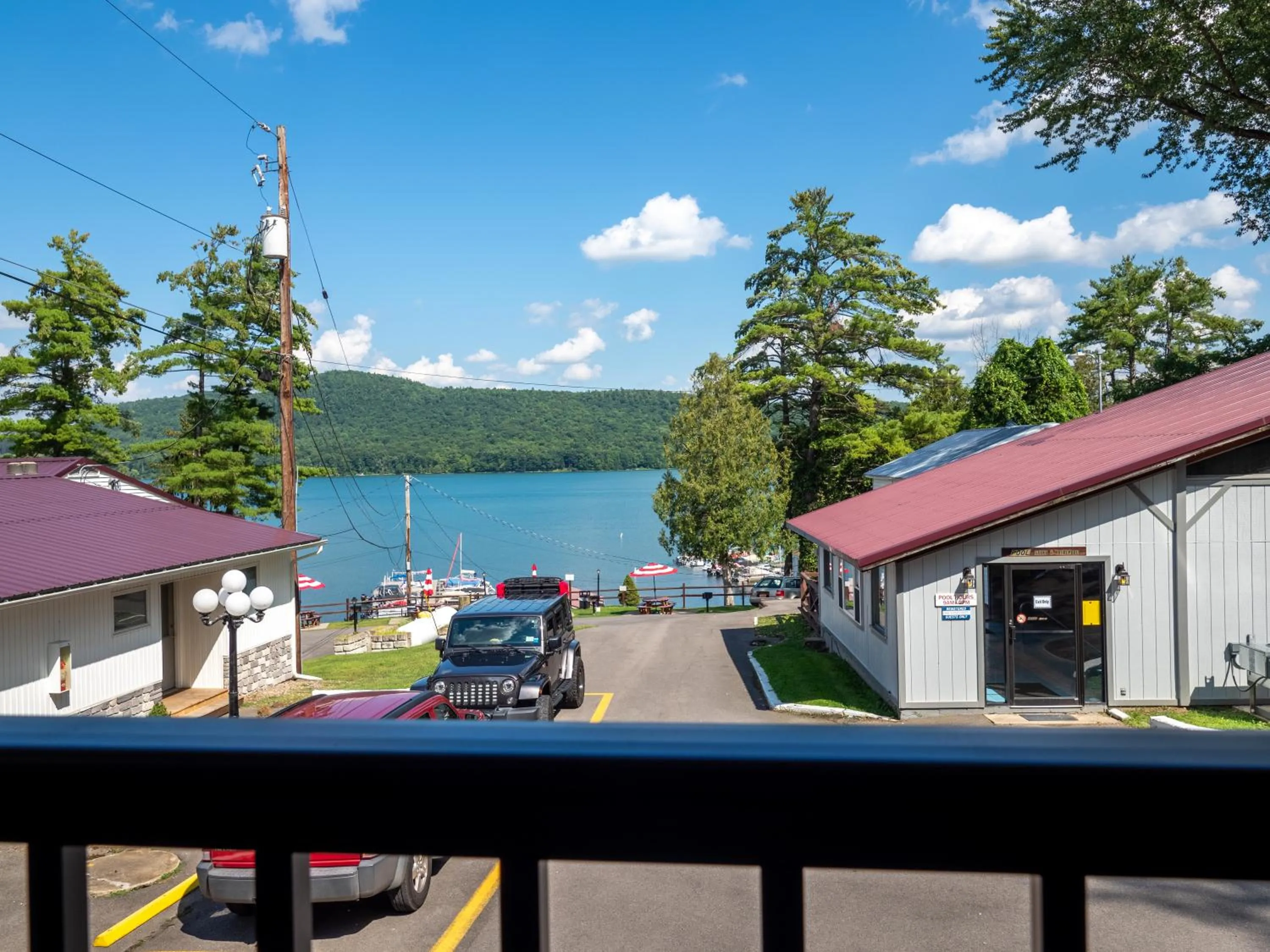 Balcony/Terrace in Lake 'N Pines Motel
