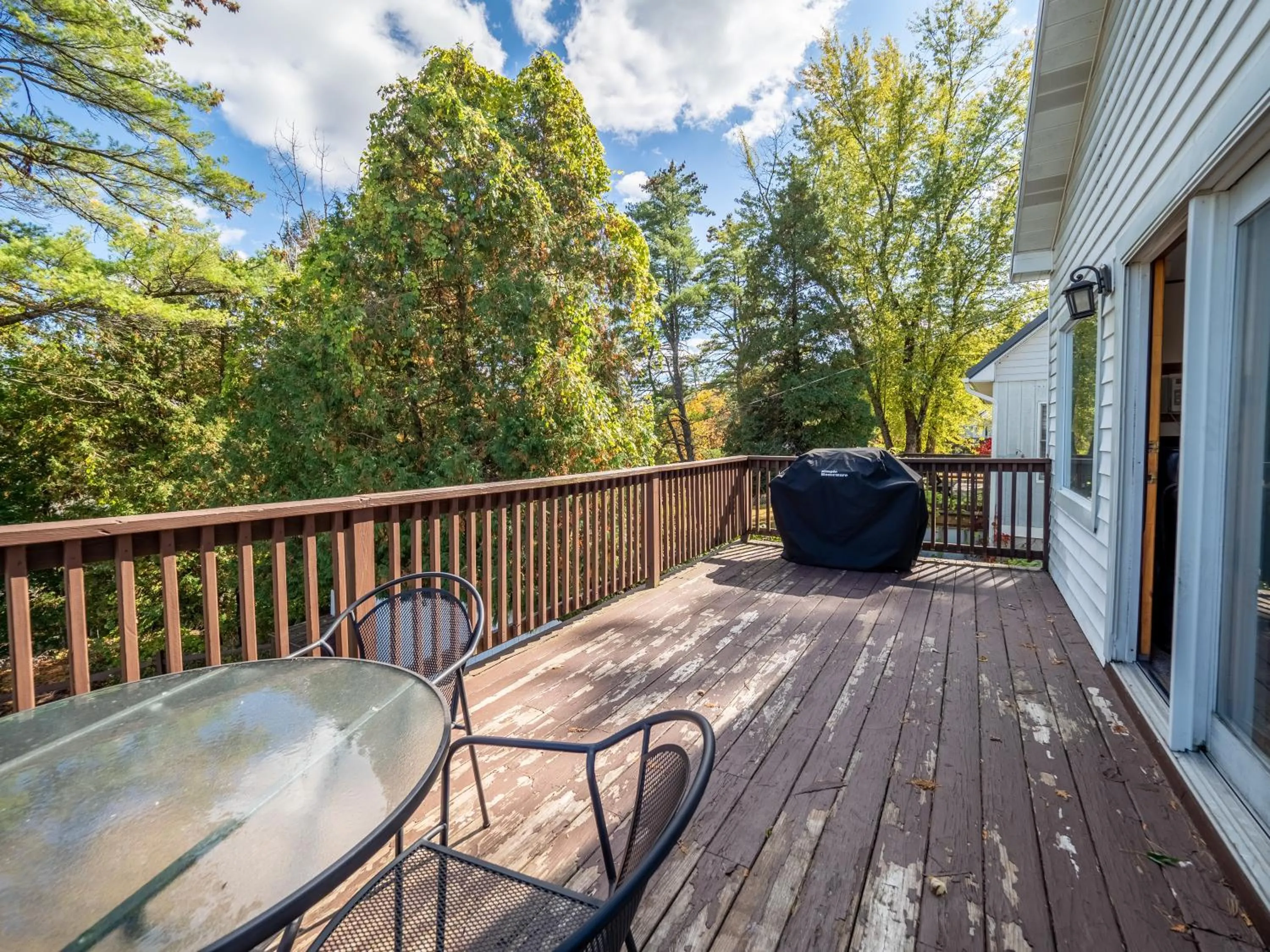 Patio in Lake 'N Pines Motel
