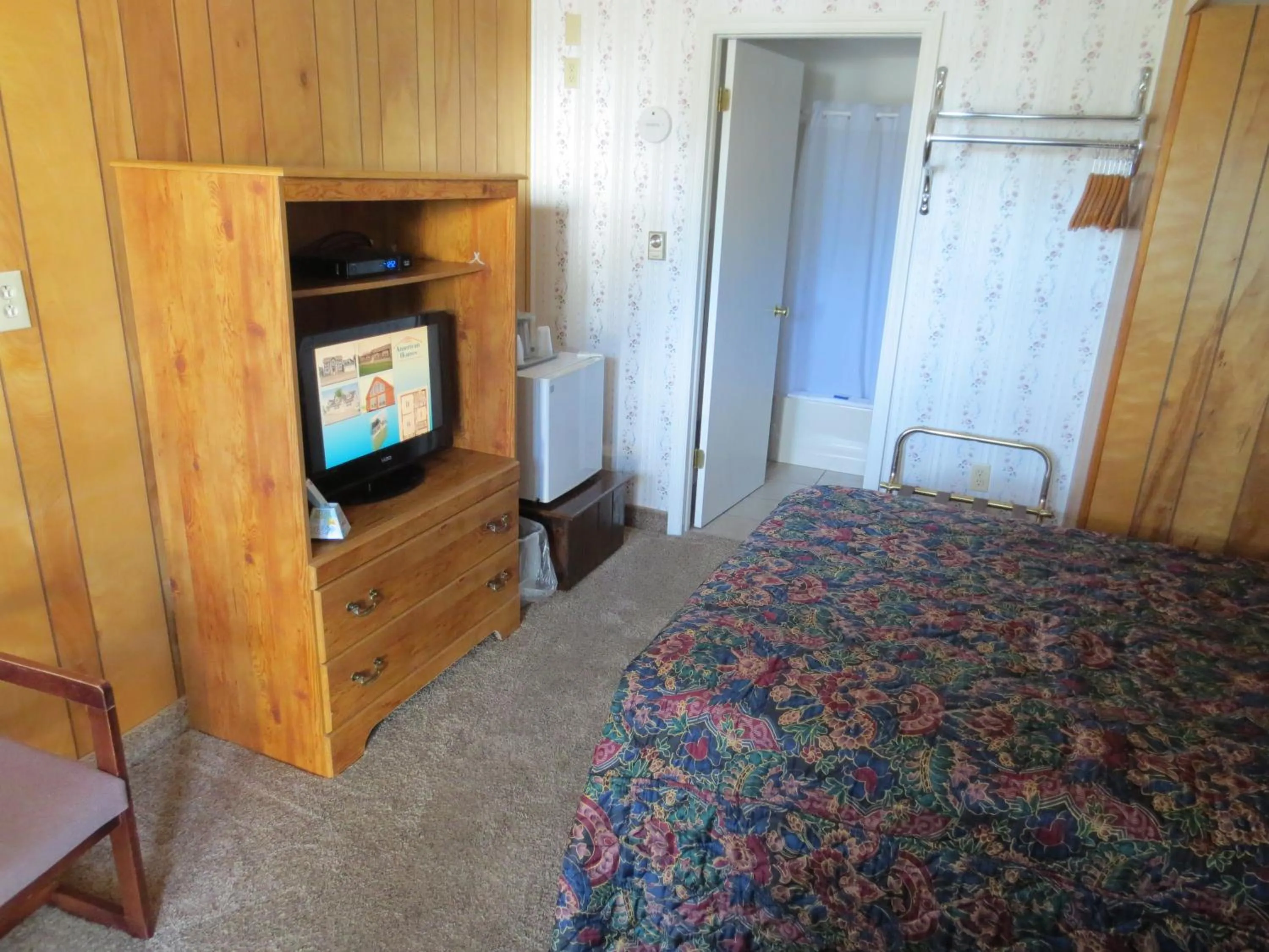 Photo of the whole room, Bed in Lake 'N Pines Motel