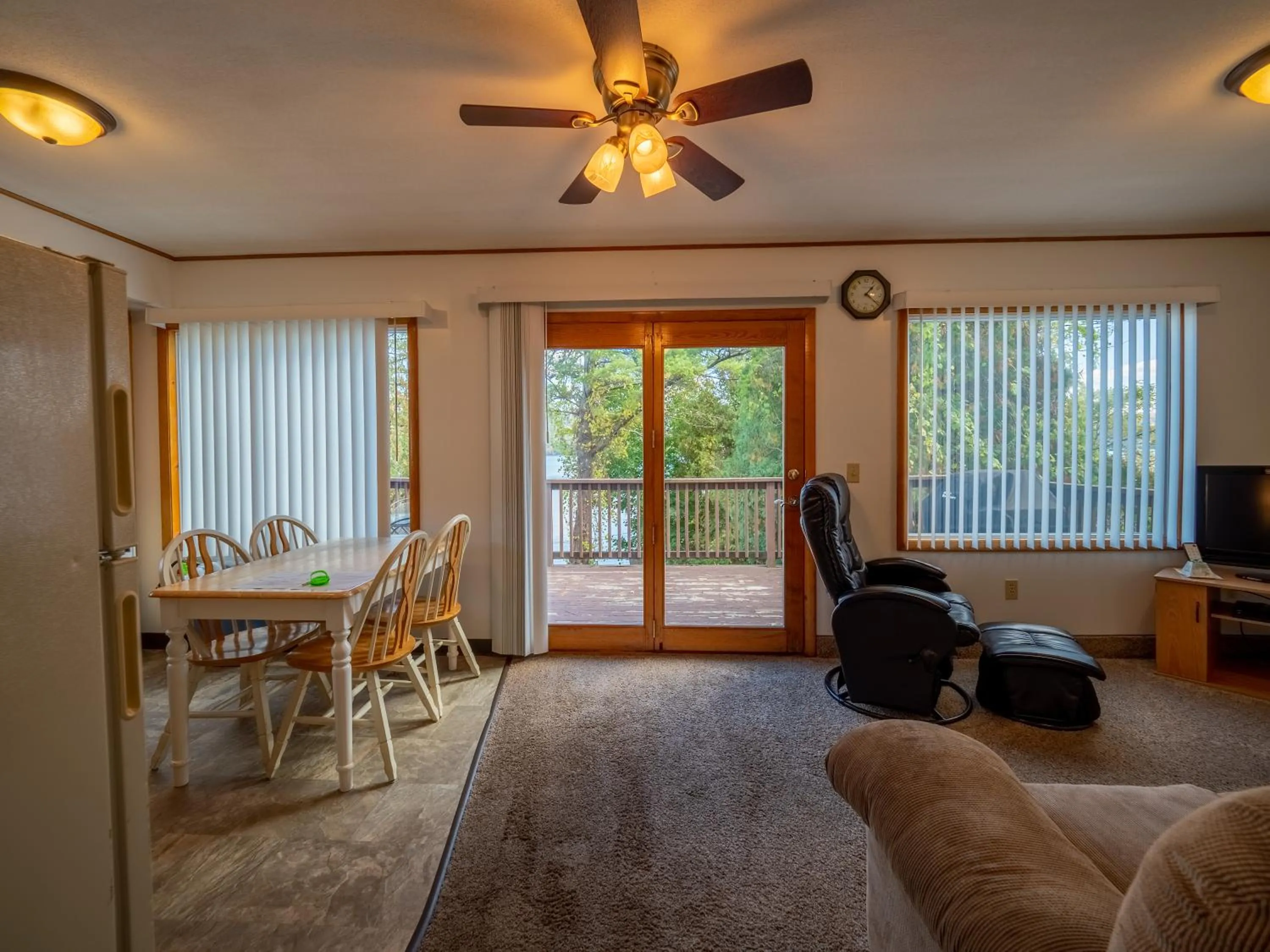 Living room in Lake 'N Pines Motel