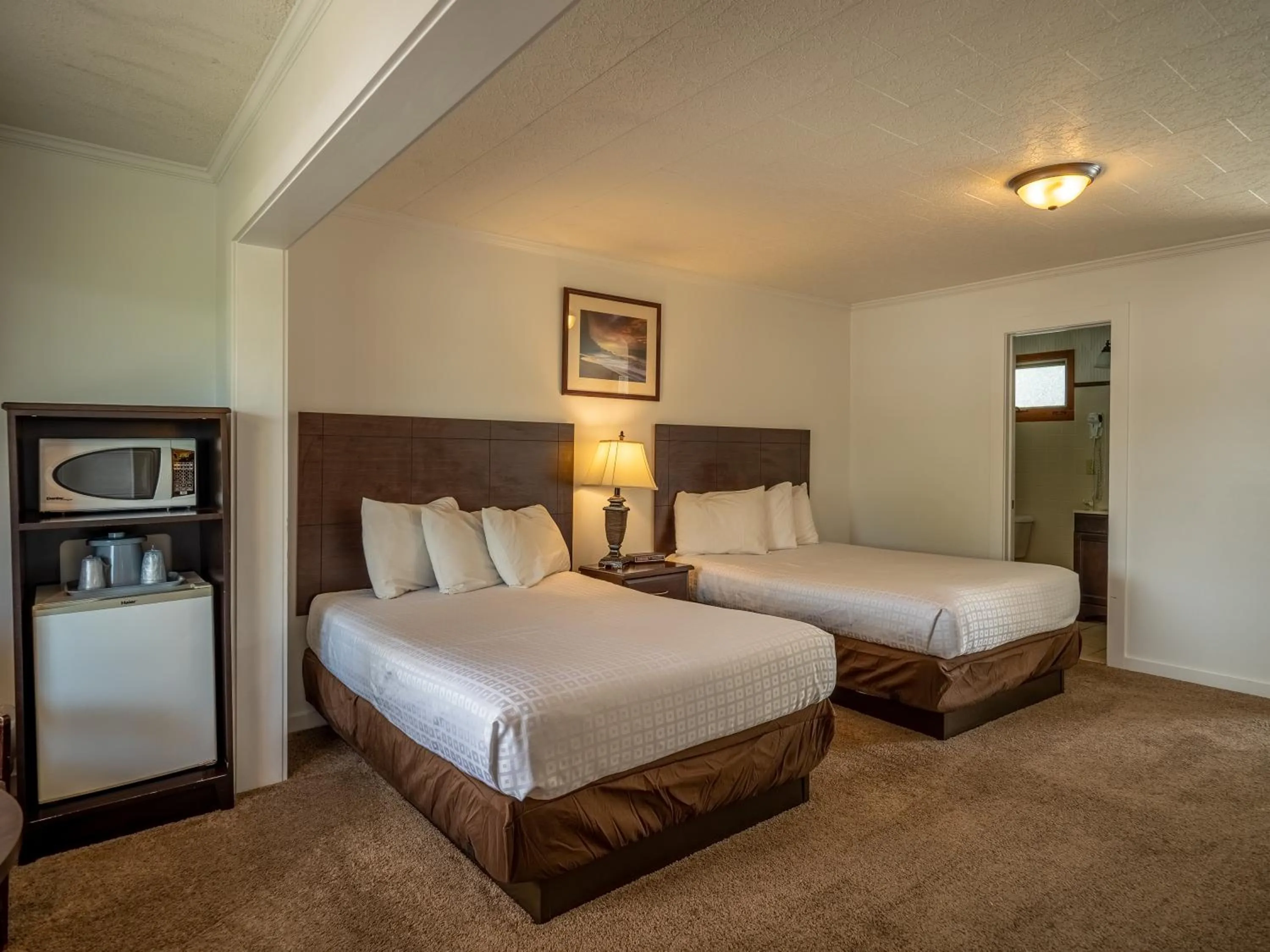 Photo of the whole room, Bed in Lake 'N Pines Motel