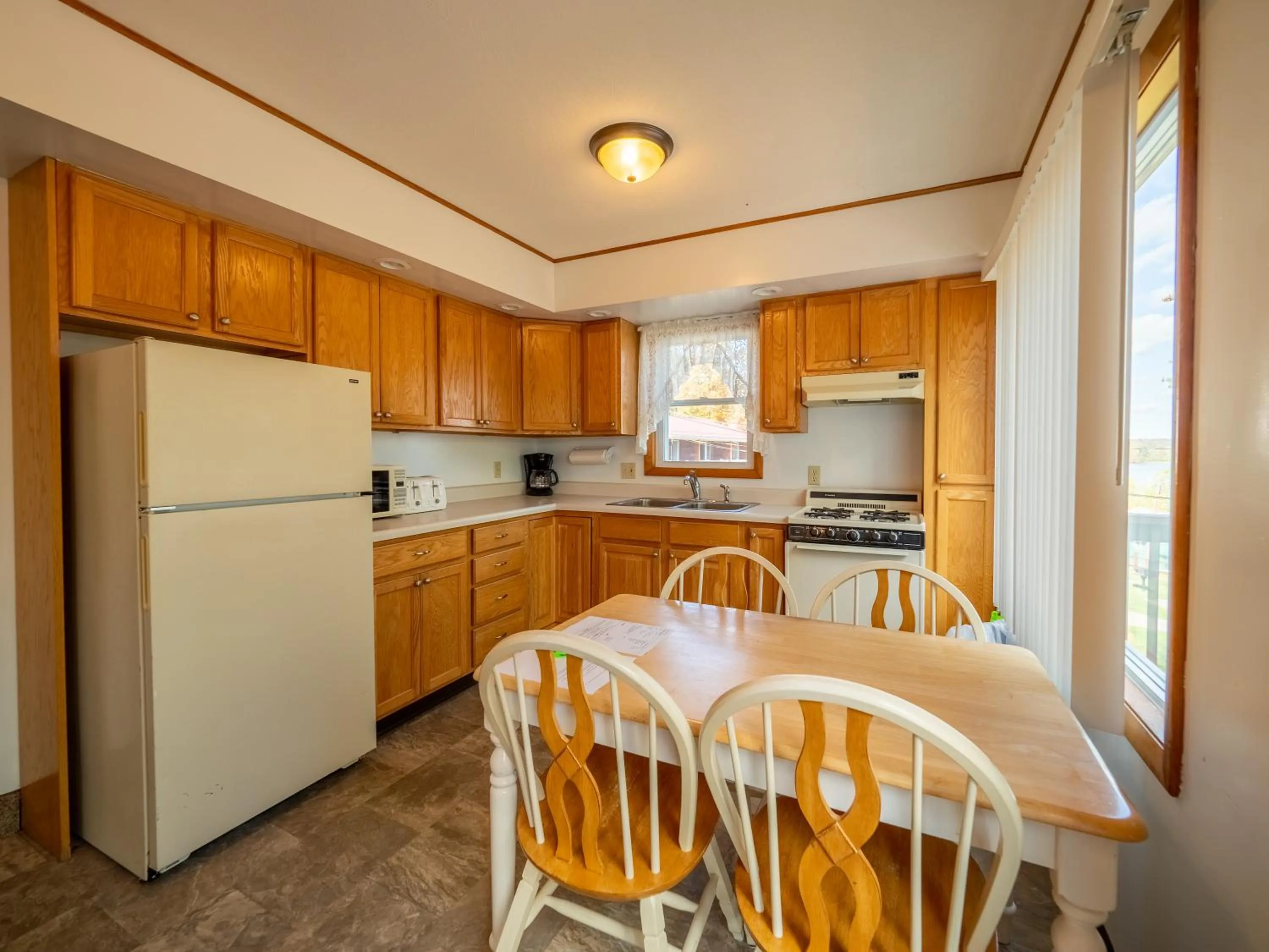 Kitchen or kitchenette in Lake 'N Pines Motel
