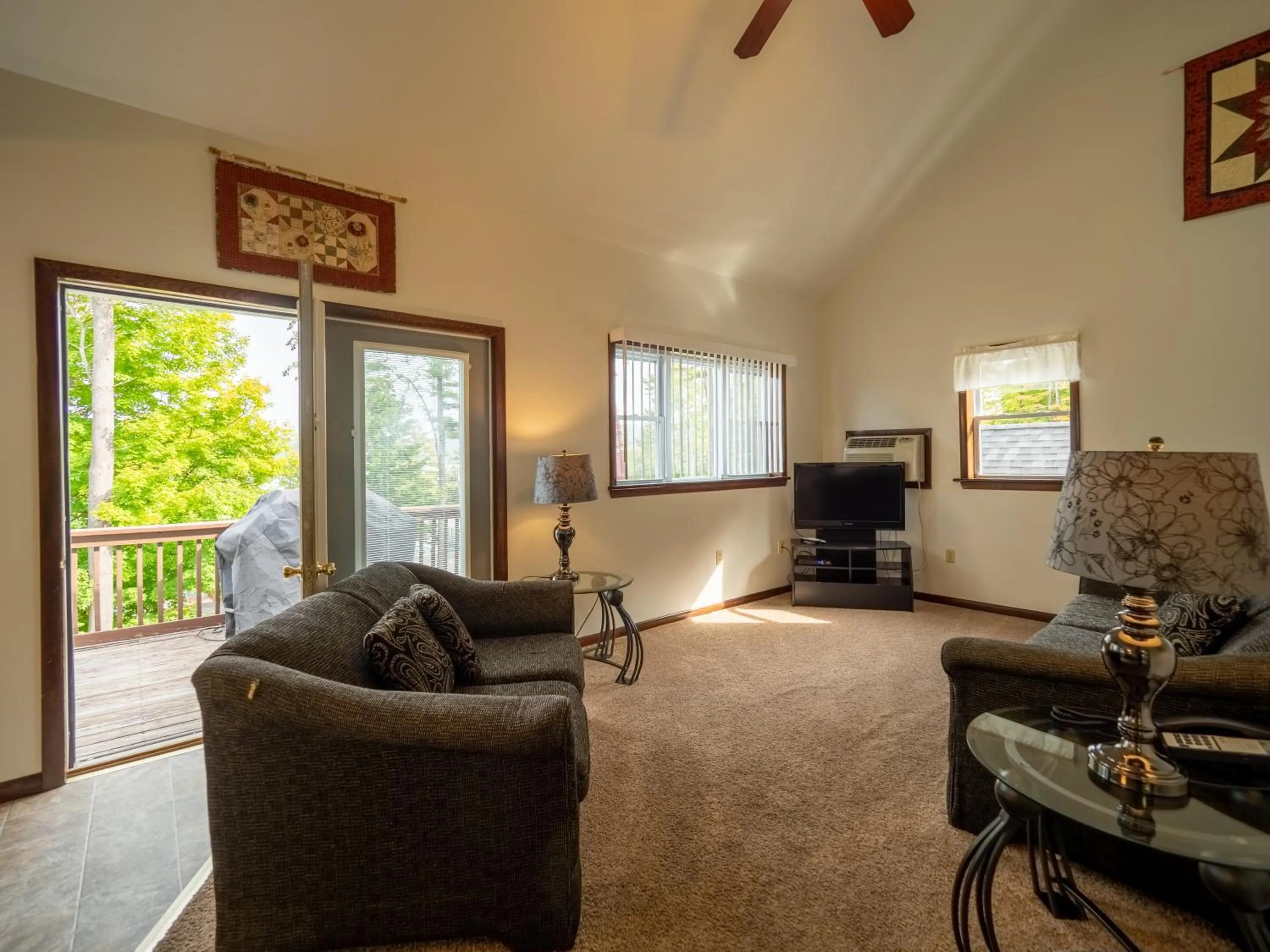 Living room in Lake 'N Pines Motel