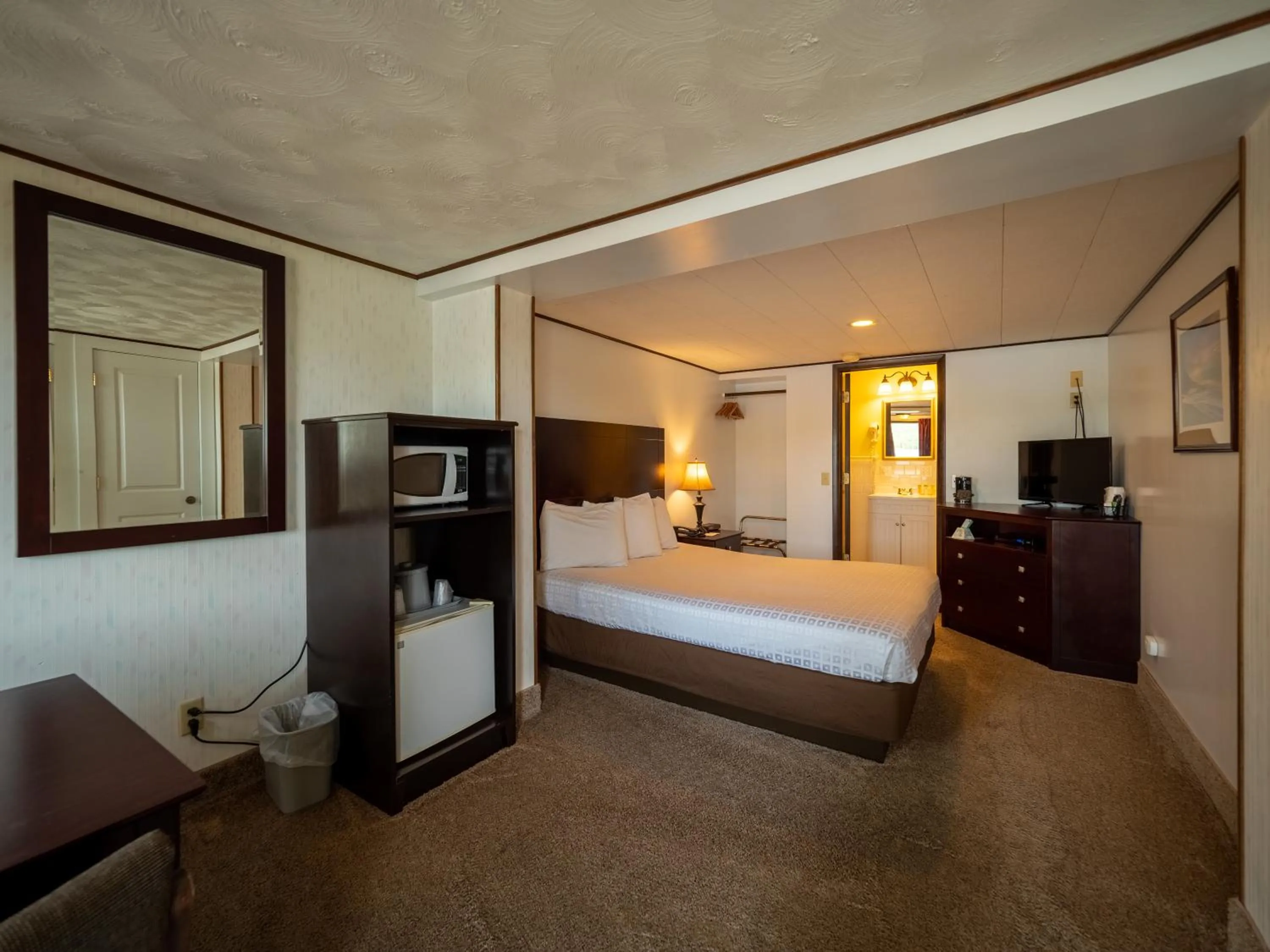 Photo of the whole room, Bed in Lake 'N Pines Motel