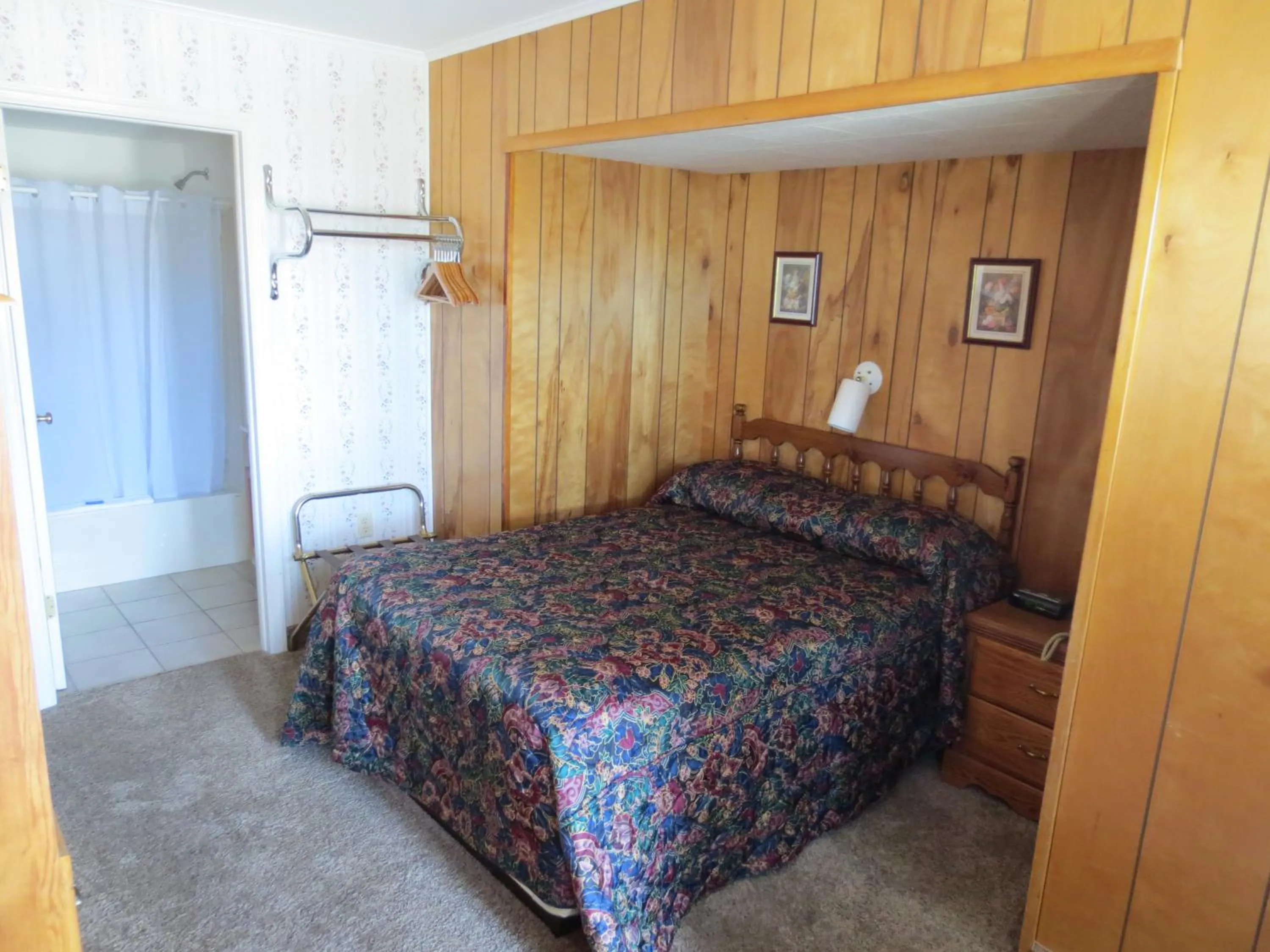 Photo of the whole room, Bed in Lake 'N Pines Motel