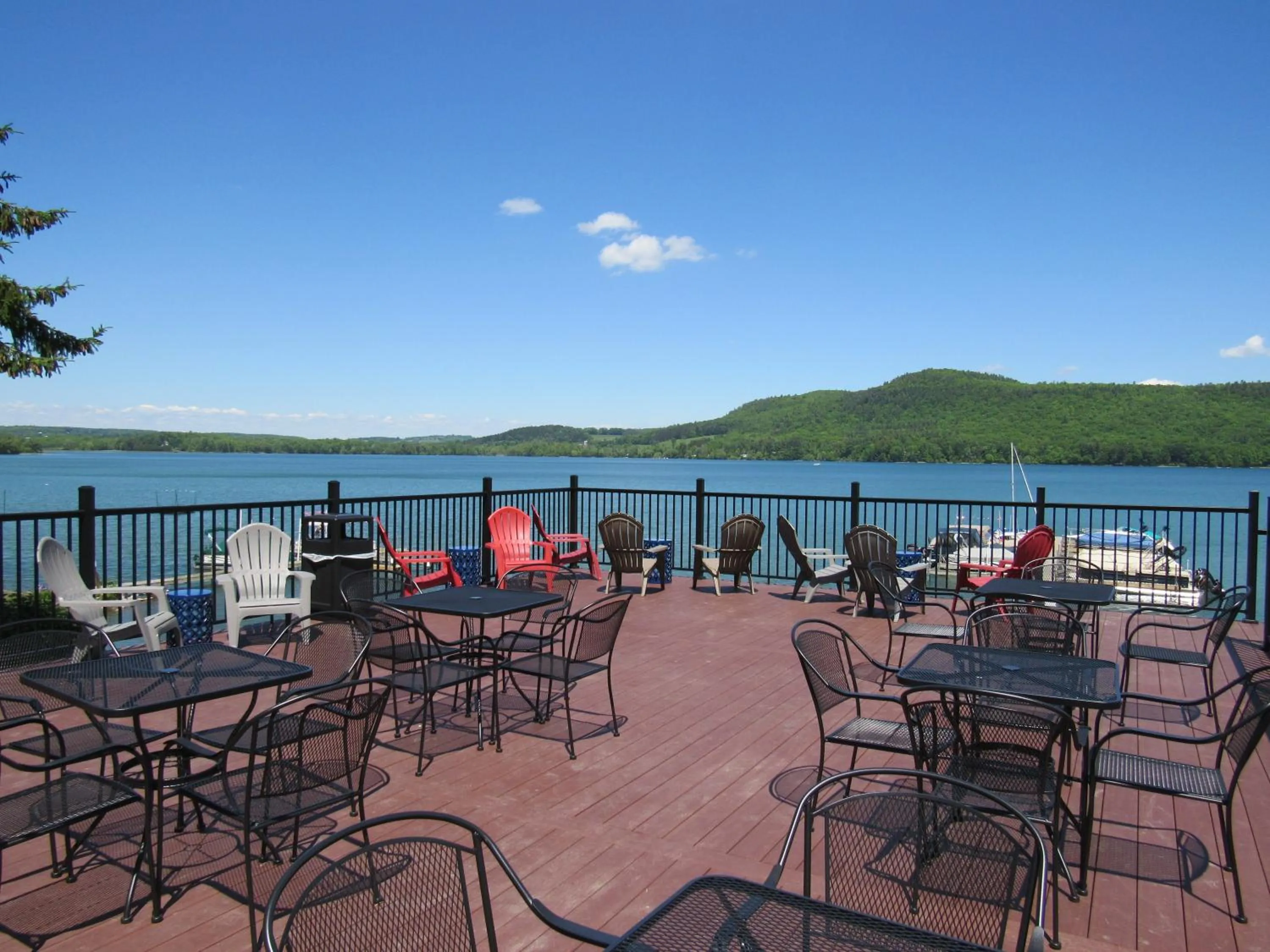 Balcony/Terrace in Lake 'N Pines Motel