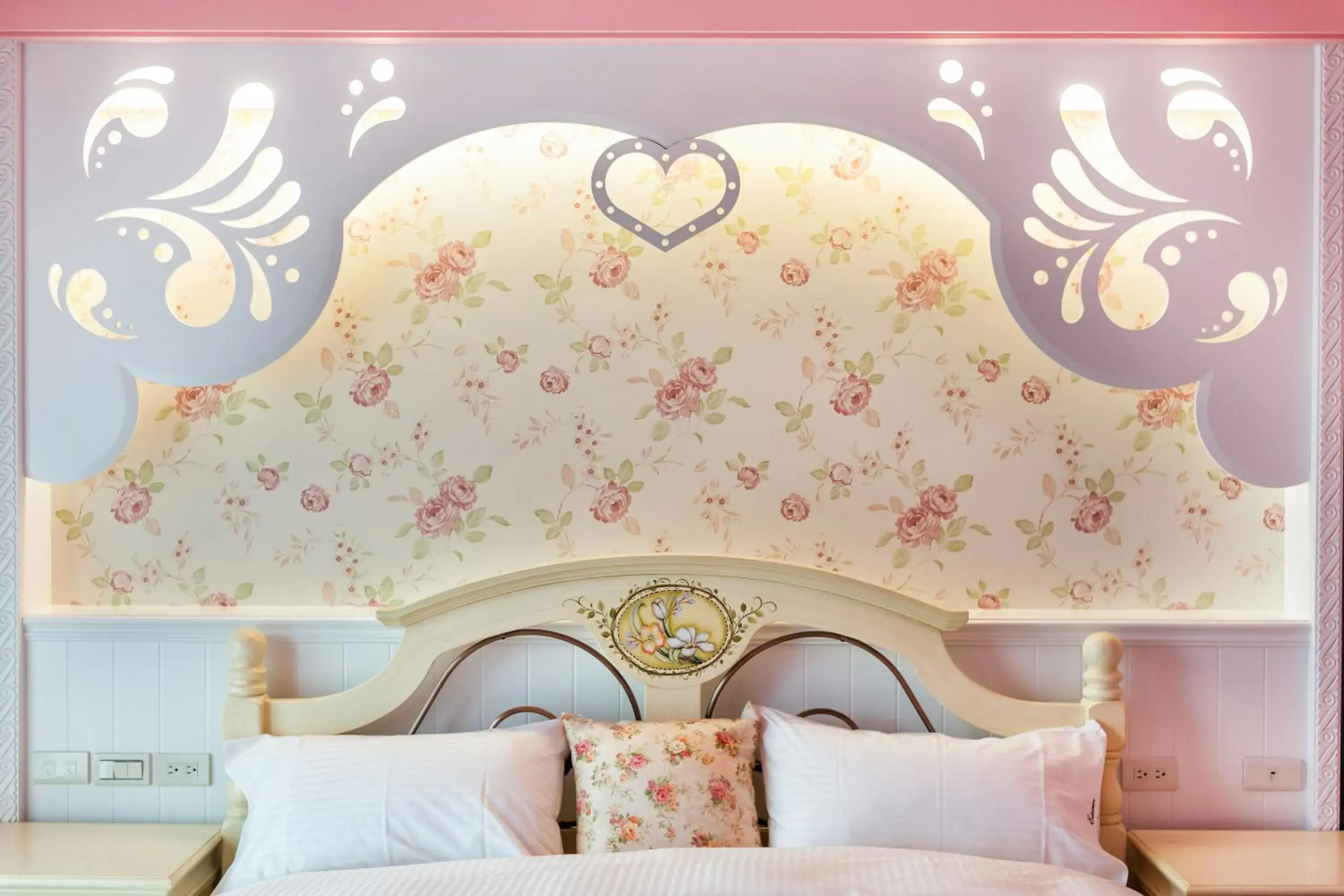 Decorative detail, Bed in 伊笛幔休閒民宿 電梯民宿 車位需預約 Decorative detail, Bed in 伊笛幔休閒民宿 電梯民宿 車位需預約