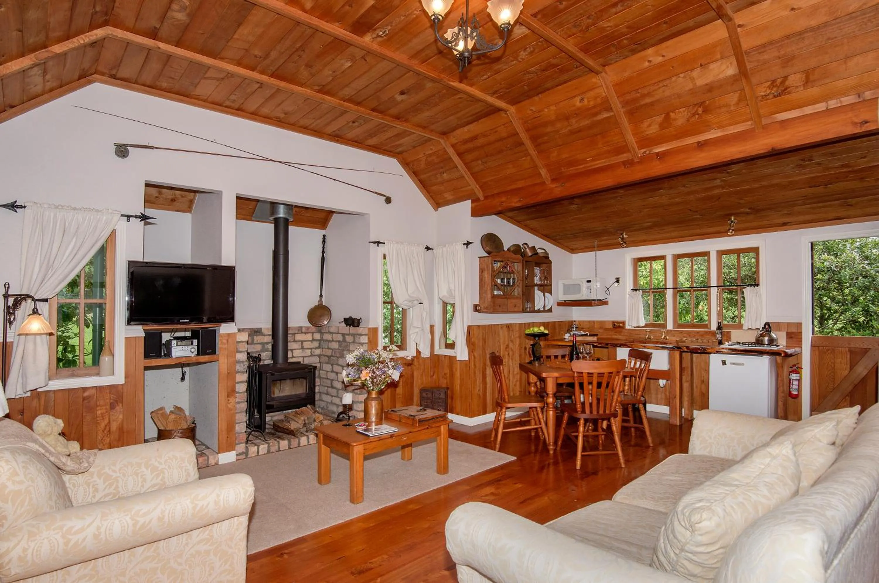 Dining area in Vineyard Cottages - Kumeu