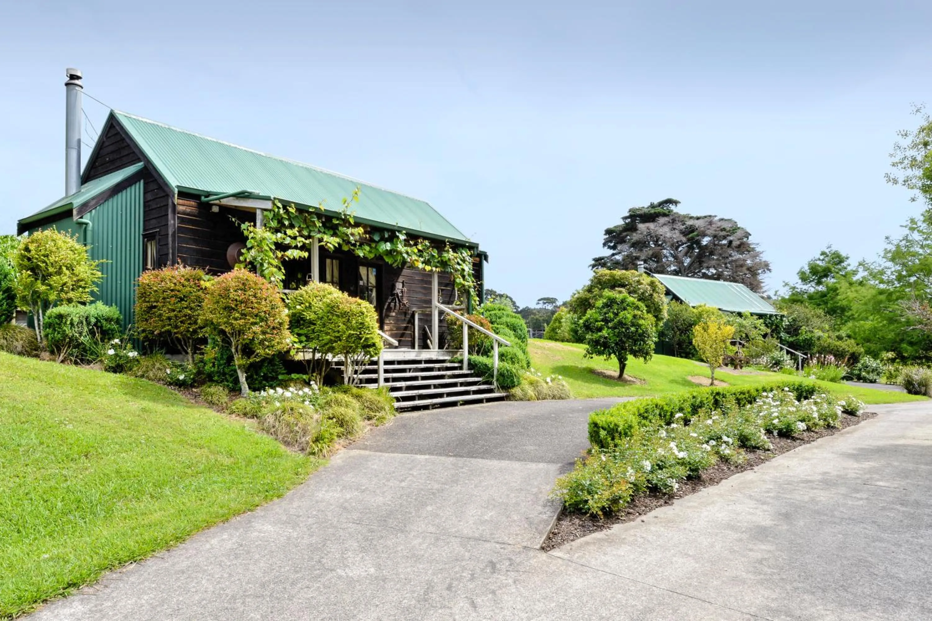 Property building in Vineyard Cottages - Kumeu