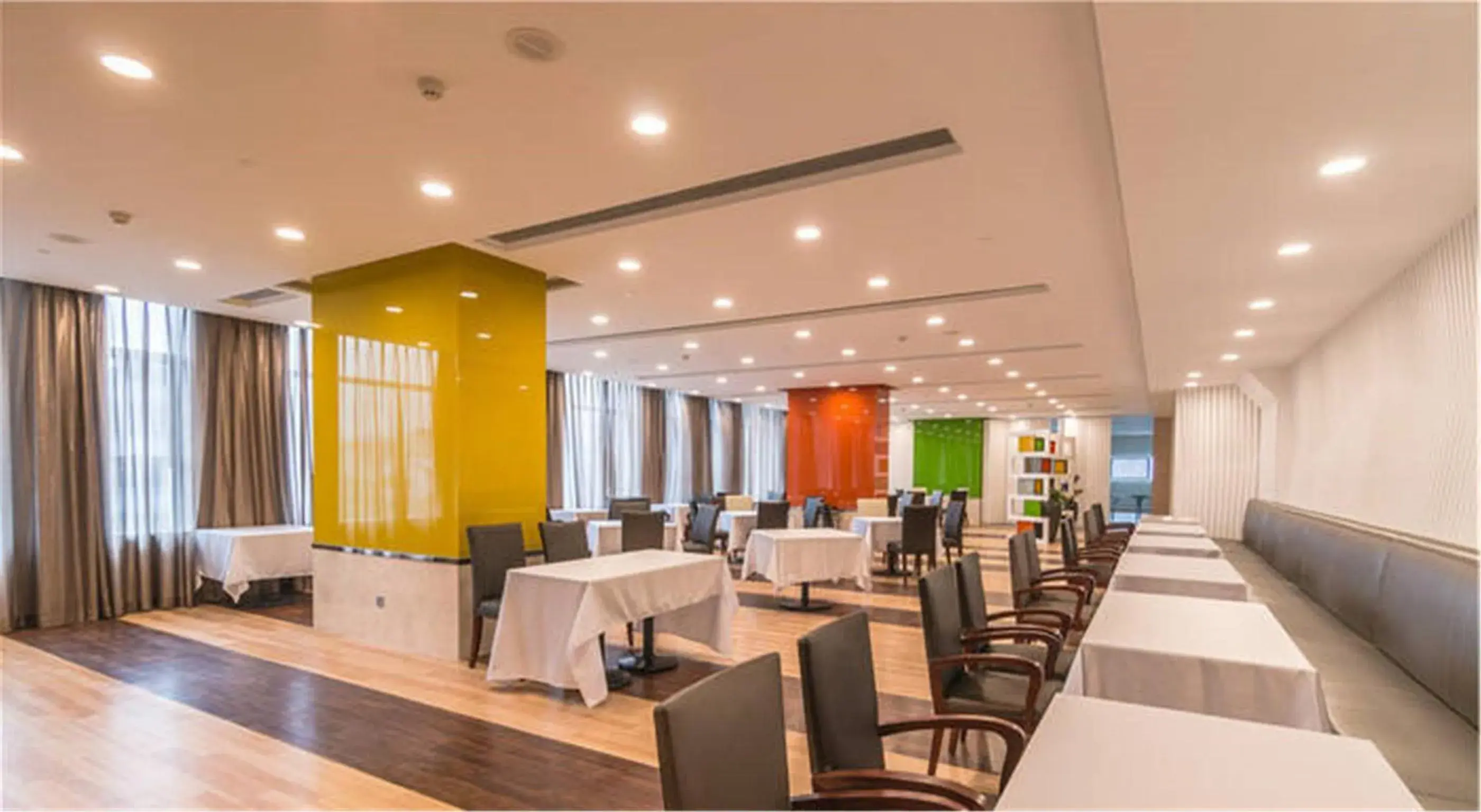 Restaurant/places to eat in The Summit Hotel Restaurant/places to eat in The Summit Hotel