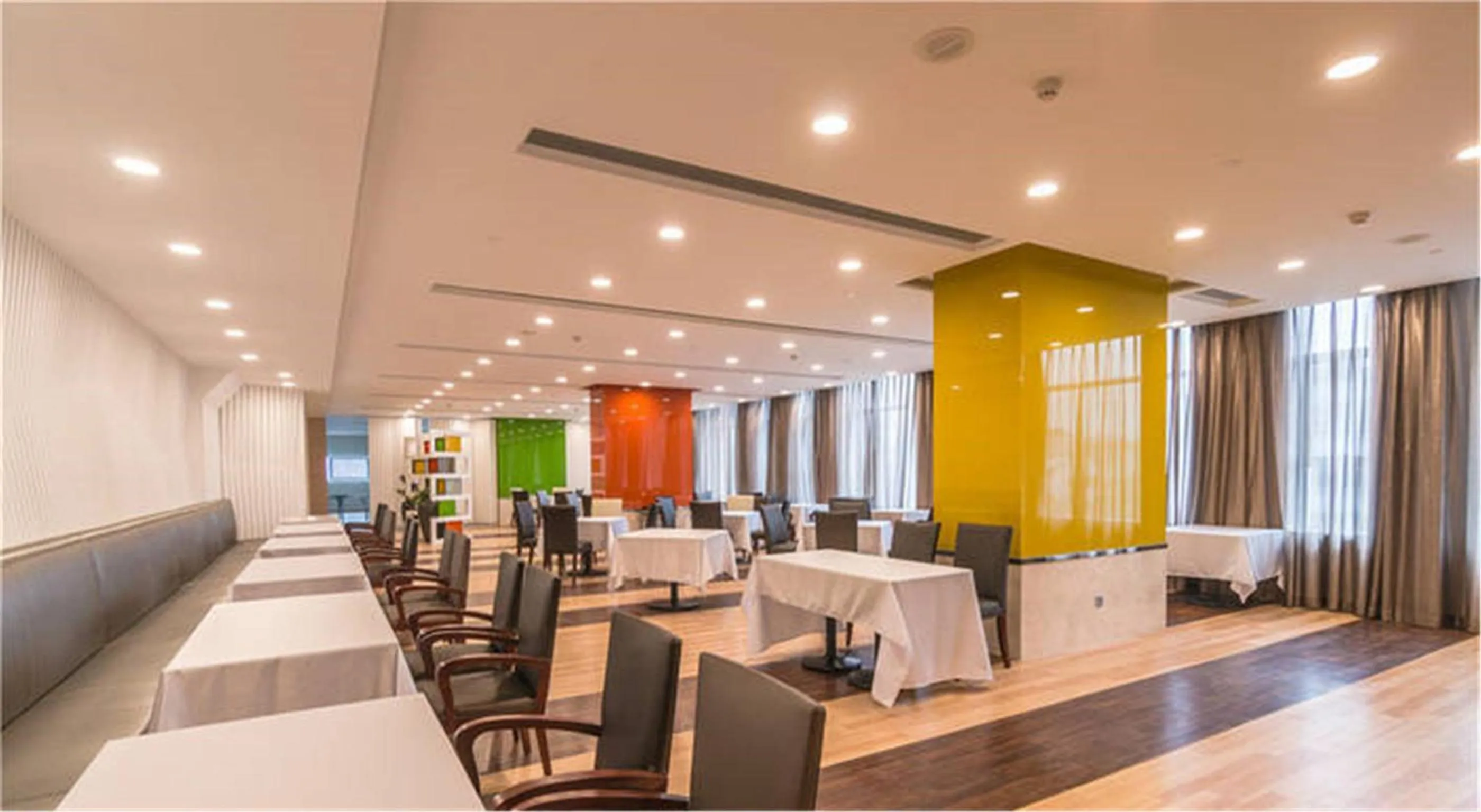 Restaurant/places to eat in The Summit Hotel