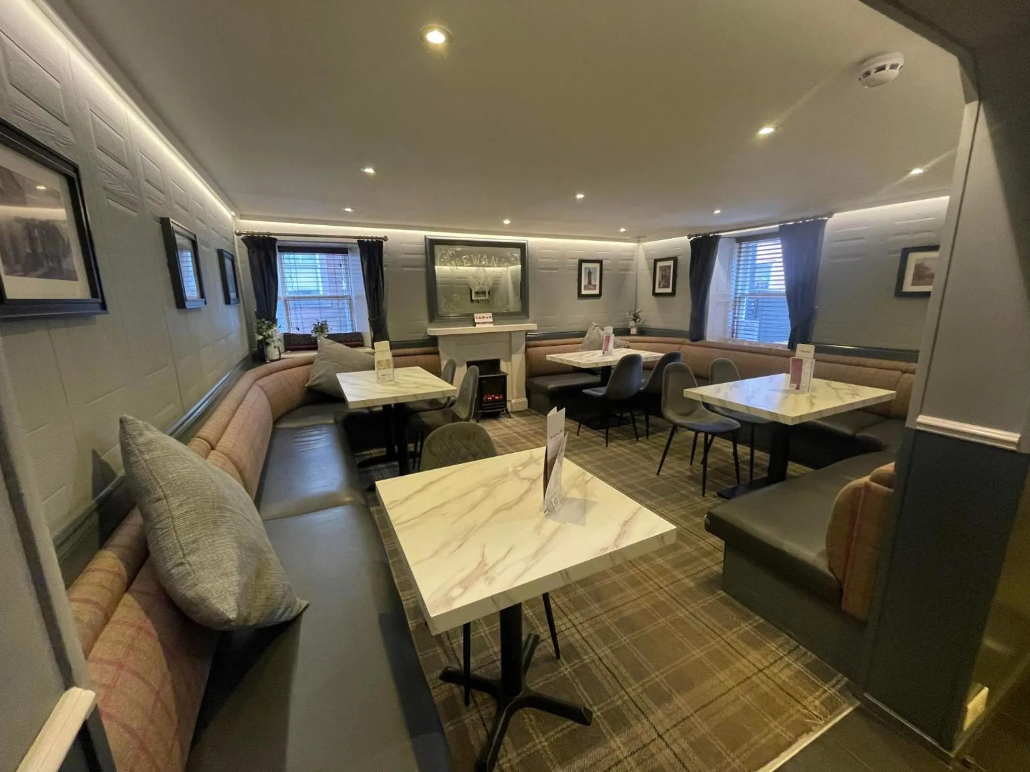 Restaurant/places to eat in Airlie Arms Hotel