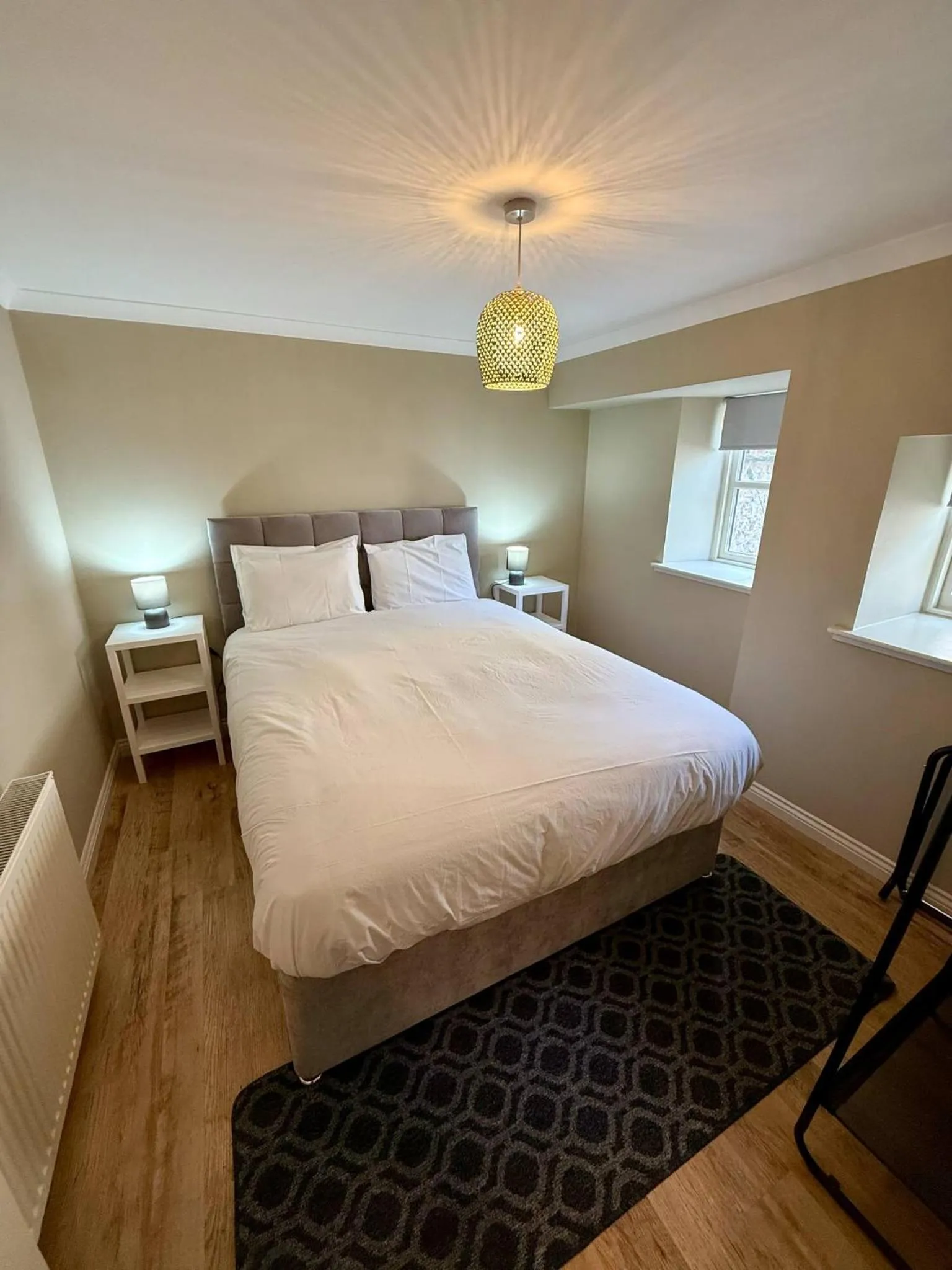 Photo of the whole room, Bed in Airlie Arms Hotel