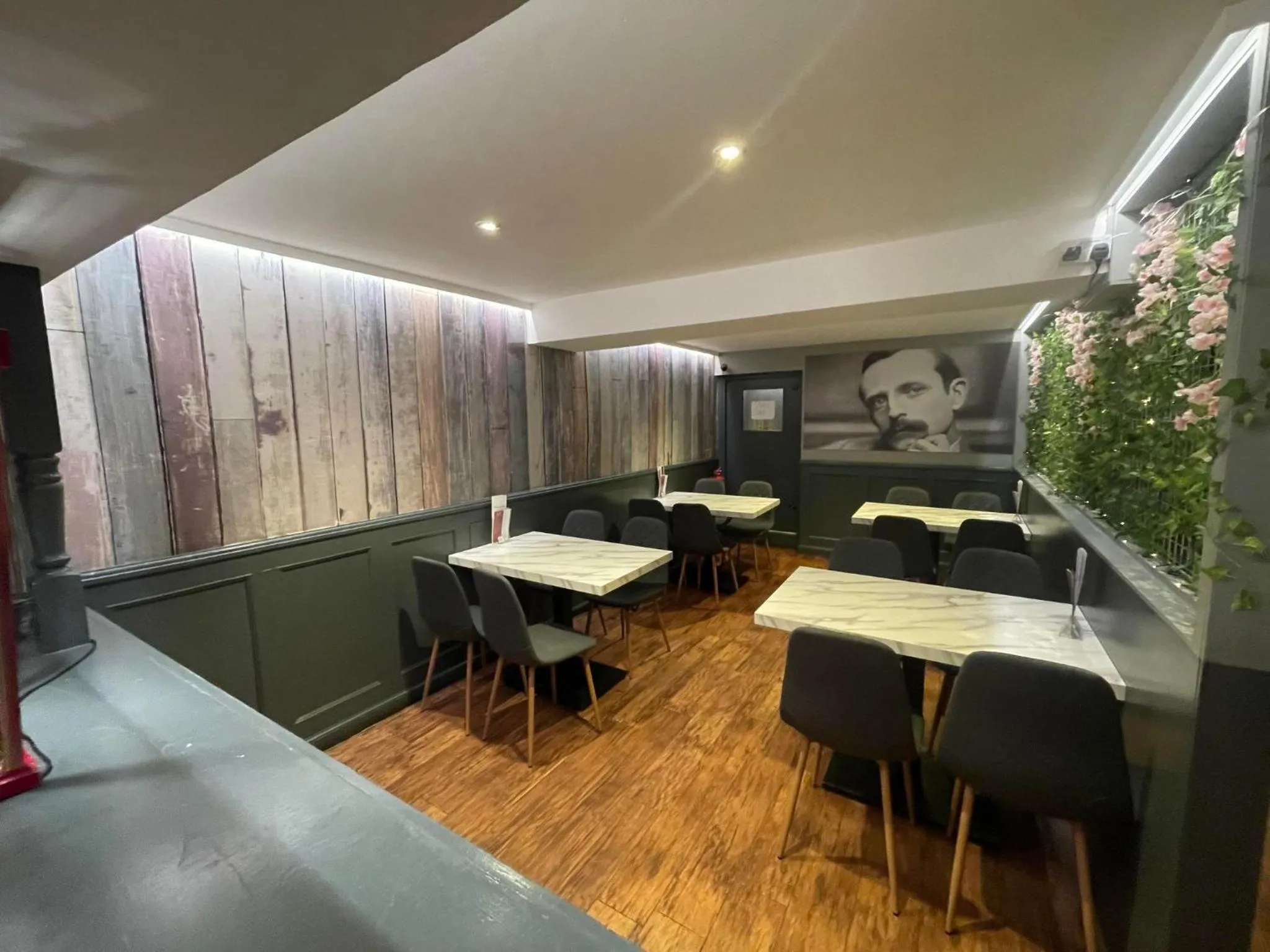 Restaurant/places to eat in Airlie Arms Hotel