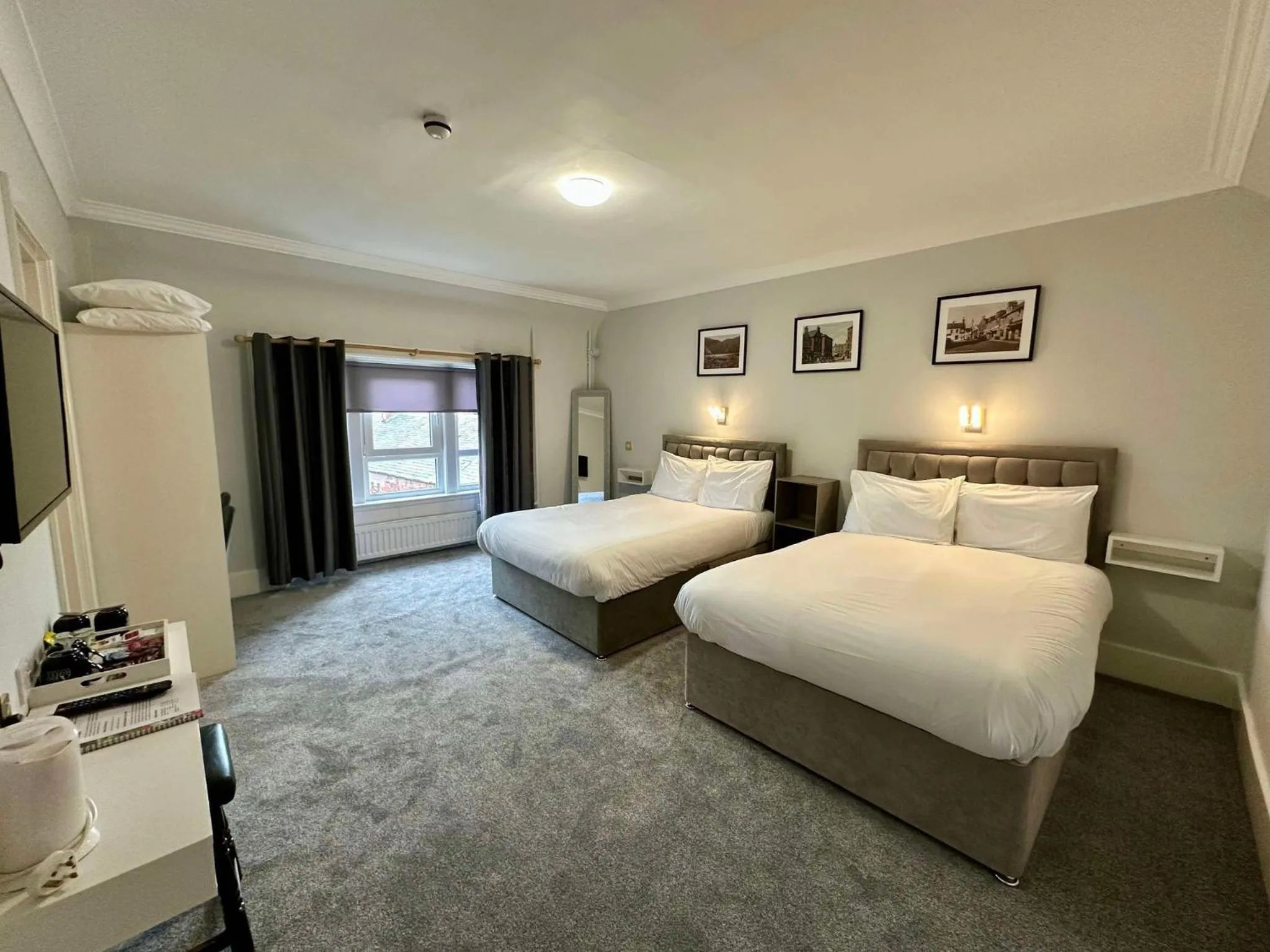 Bedroom, Bed in Airlie Arms Hotel